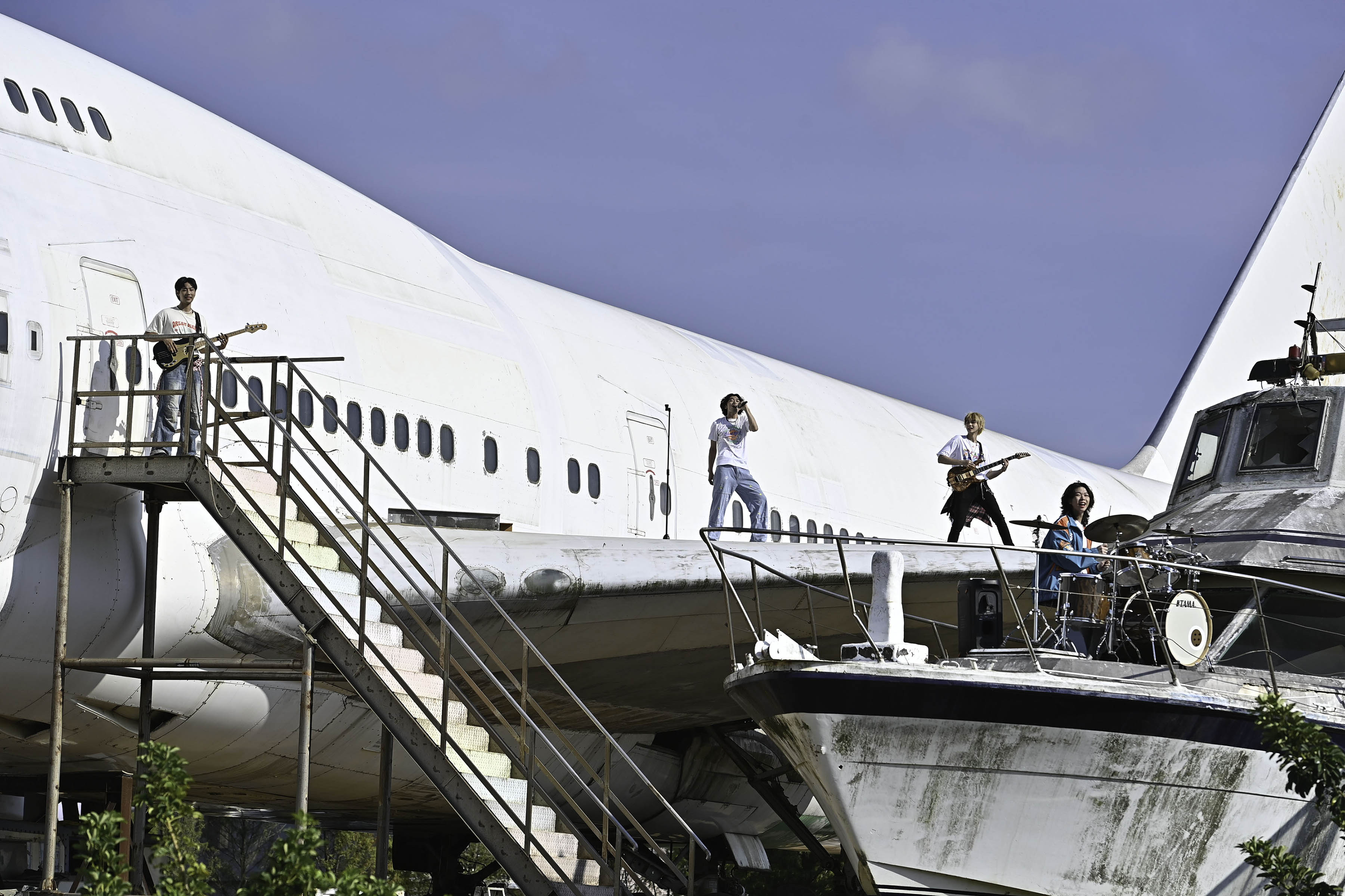 帕拉斯 PALLAS登雲梯登上五層樓高的退役巨無霸客機拍攝。(迷音樂提供)
