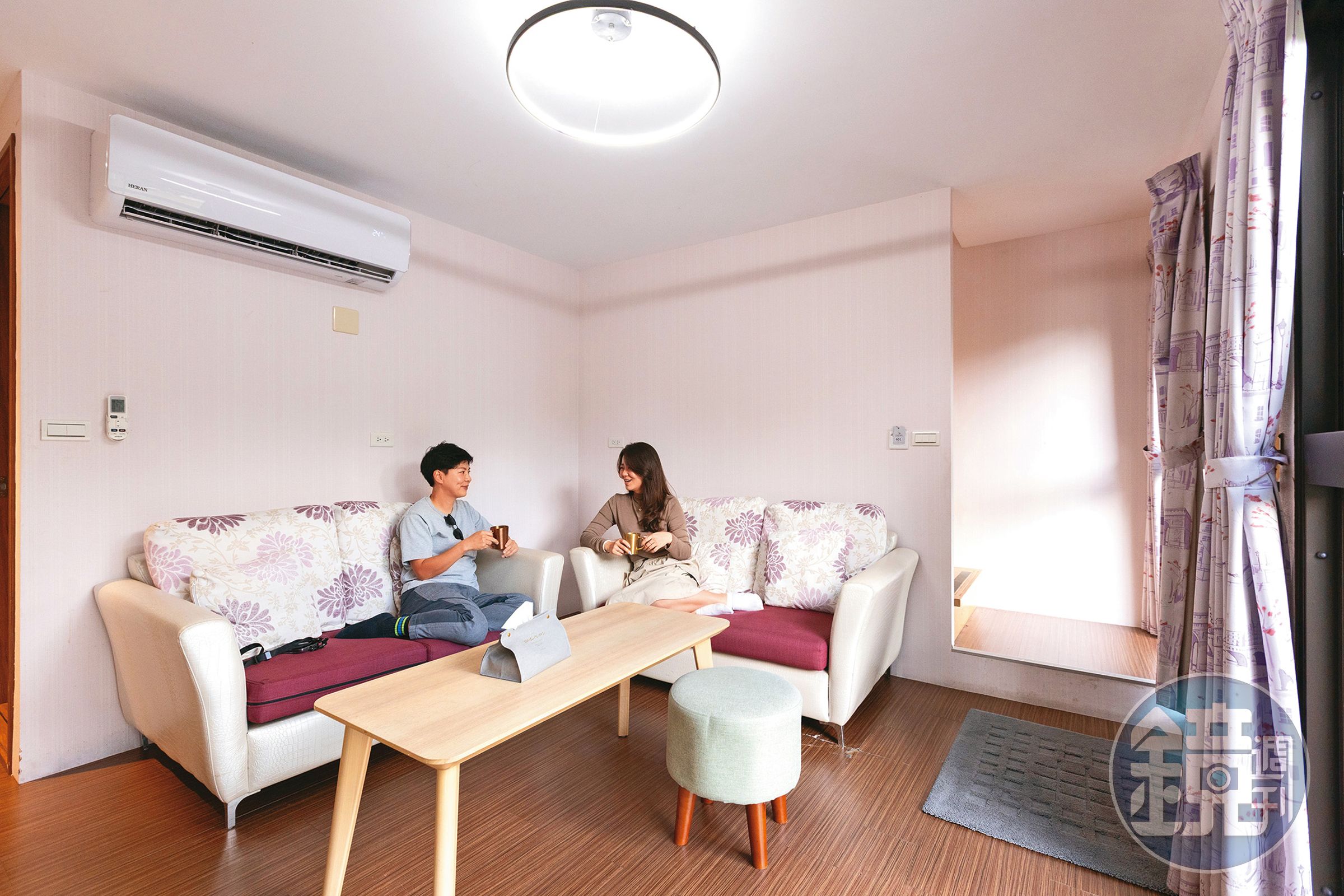帳篷屋的1樓設有舒適的沙發客廳與暖木地板,旅人可在此放鬆,泡茶、閒聊或等待星空降臨。
