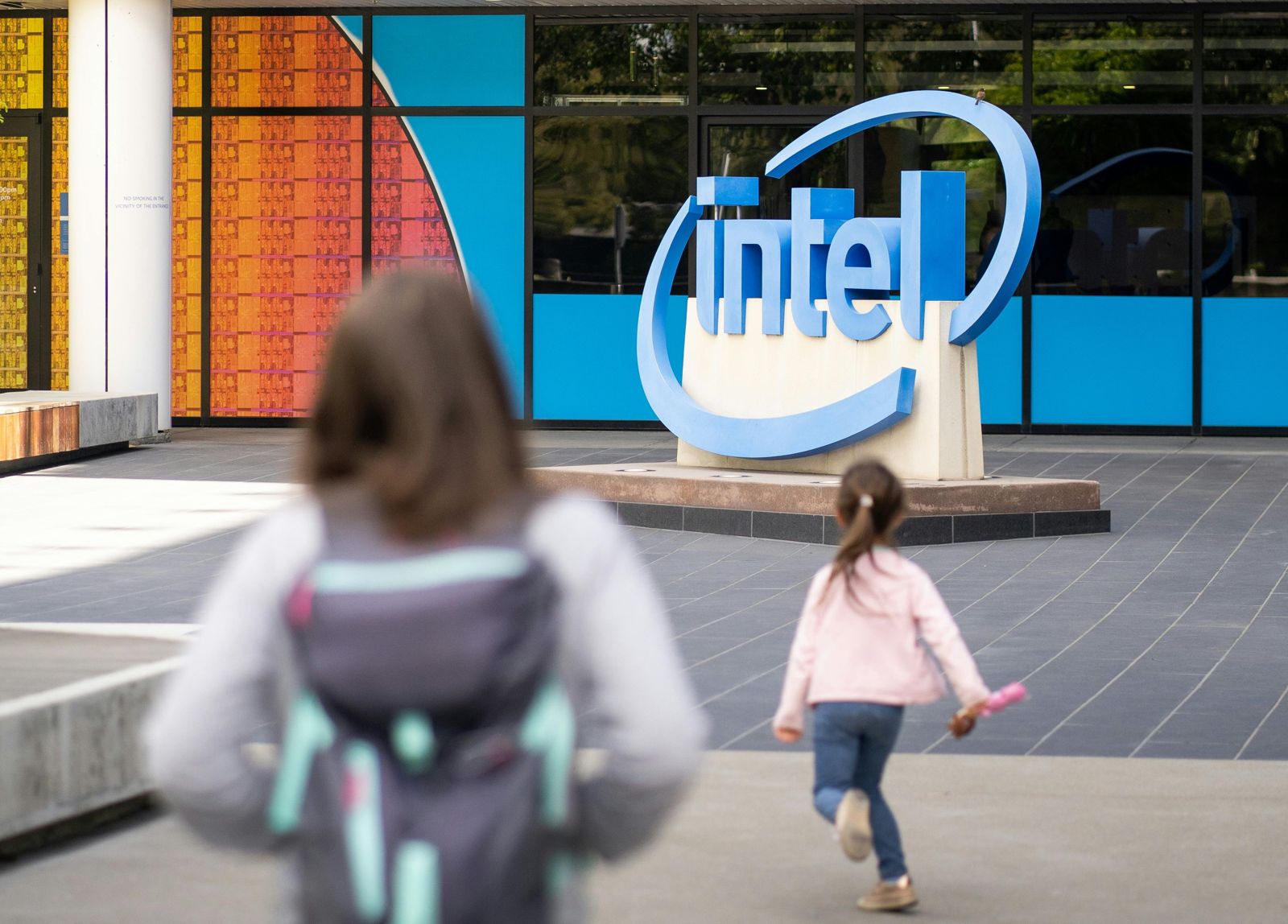 英特爾宣布將裁員15％ 盤後交易股價暴跌20％ - 鏡週刊Mirror Media