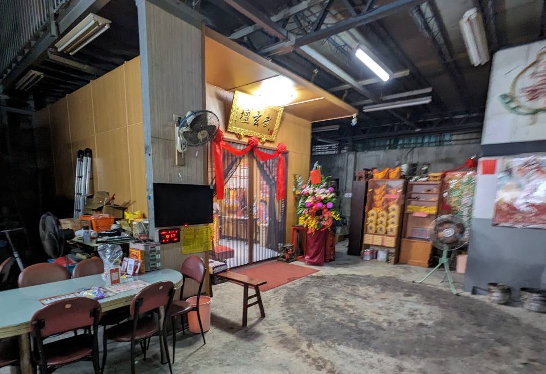 台南仁德區公所會同里長及警察後，確認武玄壇的增建部分屬於違建。（台南市民政局提供）