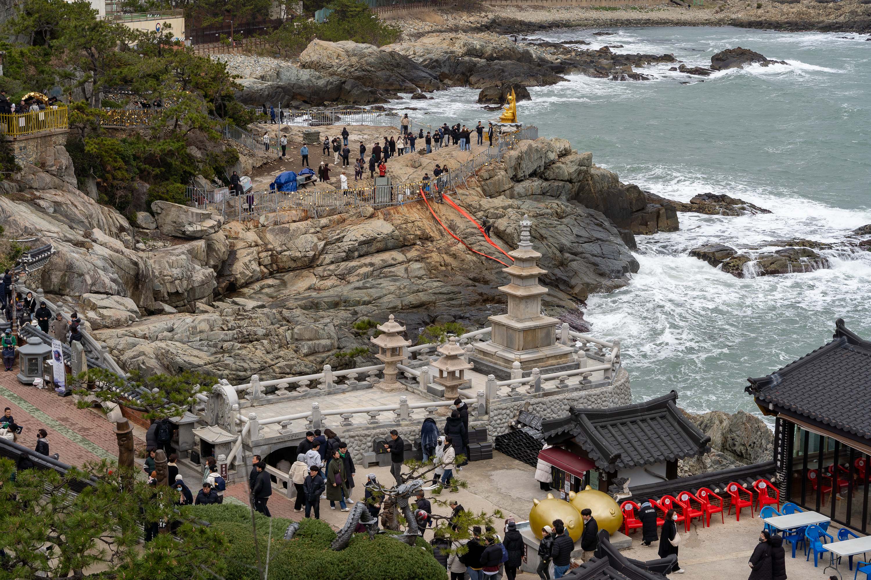 從高處俯瞰海東龍宮寺，與驚濤駭浪為伴的寺院氣勢磅礡。