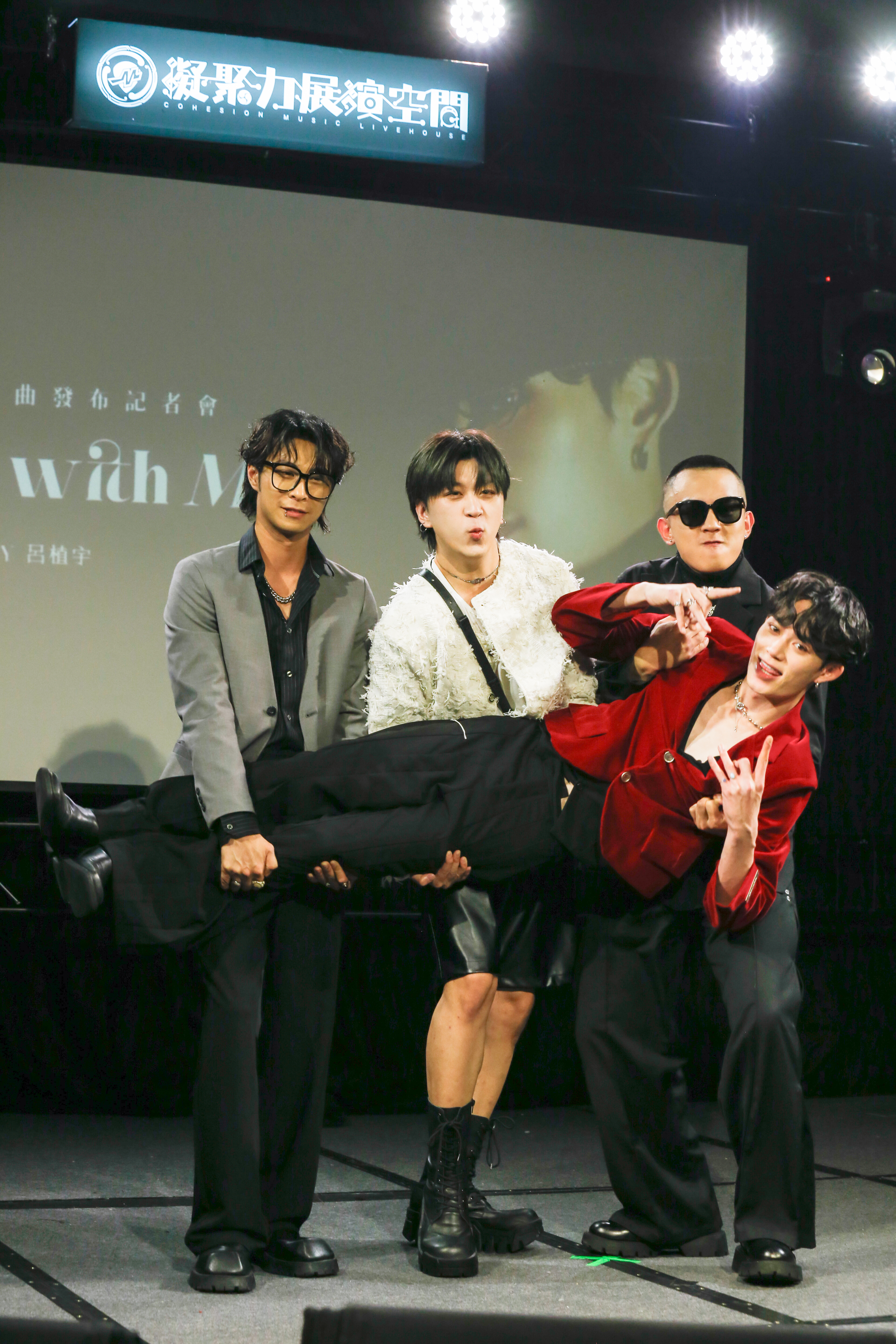 MAX(左起)、吳昱廷與高有翔慶祝LCY呂植宇出道與生日。