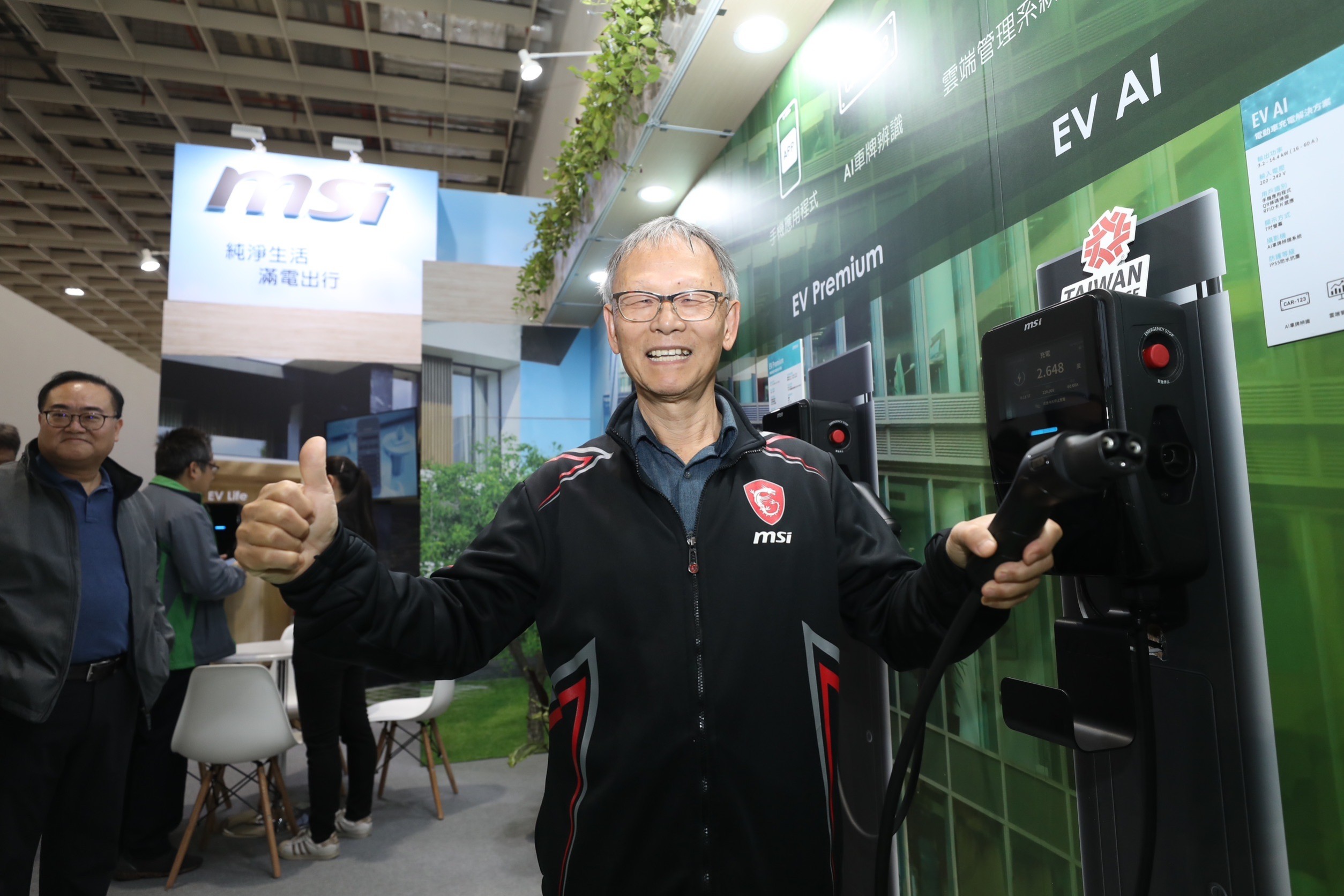 微星總經理黃金請現身台北車展，談到充電樁等非PC業務，微星正盡全力努力，尤其汽車部門已經看到效益，期望3到5年後非PC營收占比可從10%挑戰提升到20%。