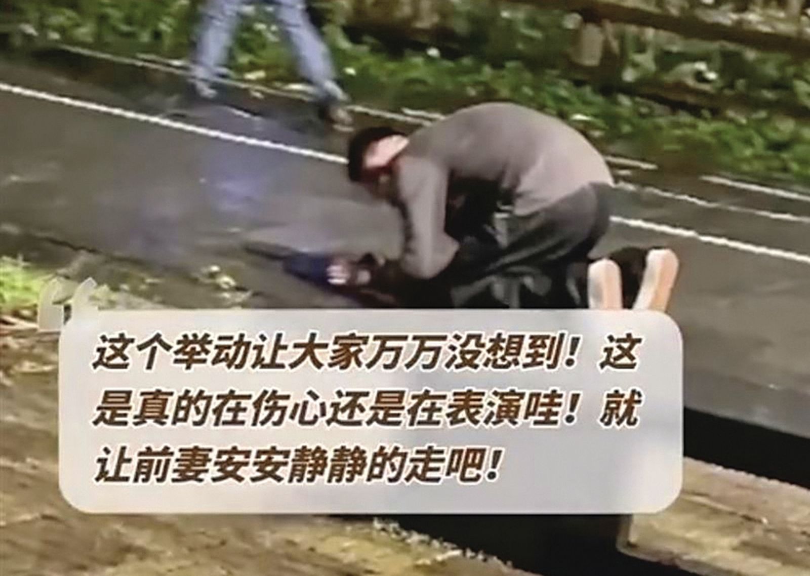 汪小菲在大S生前不斷引亂，但在她離開後相當痛心，還被路人拍到在雨中跪地。（翻攝自網路）
