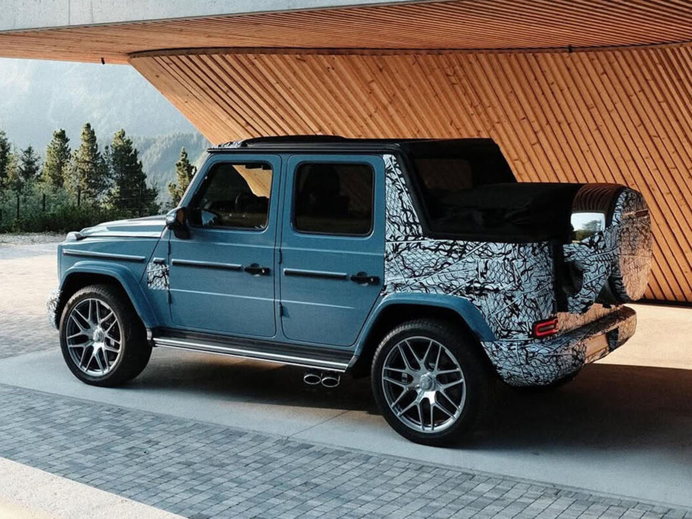 新車與G650 Landaulet 相同採用可電動收折的軟篷設計，當車頂完全收納後，整組軟篷將置於原本行李廂的位置，因此尾廂空間勢必會有所犧牲。