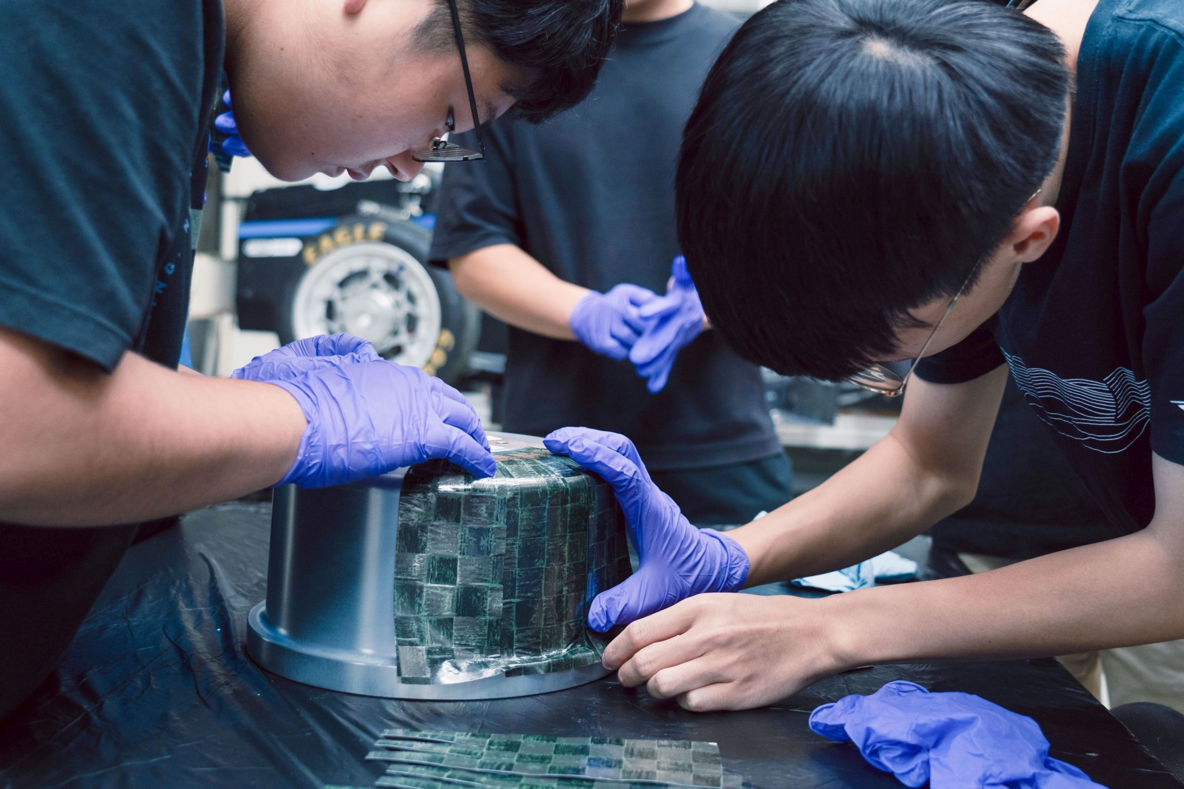 清大賽車工廠打造第一組由台灣學生團隊自製的輕量化碳纖輪框。(清華大學提供)