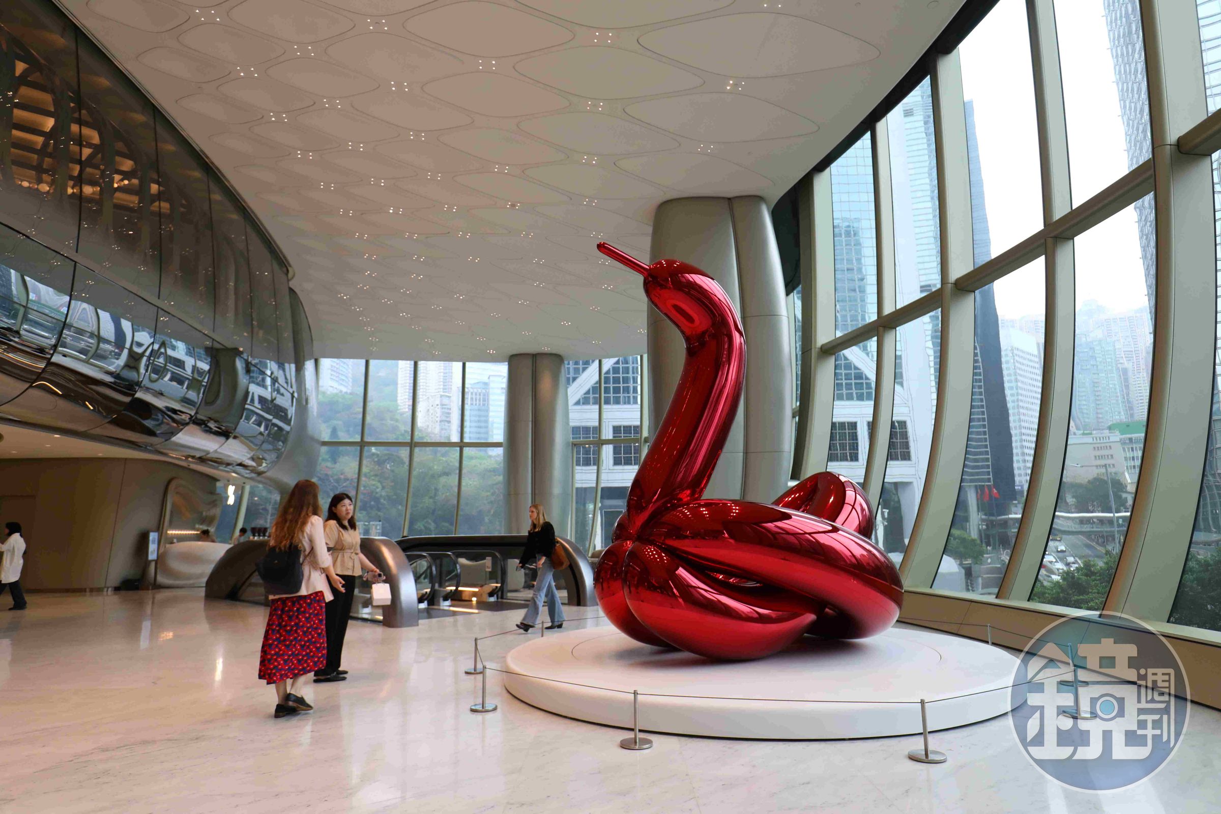 從不同角度看Jeff Koons的《Balloon Swan》紅色版本,不鏽鋼鏡面會依不同時段折射不同風景。