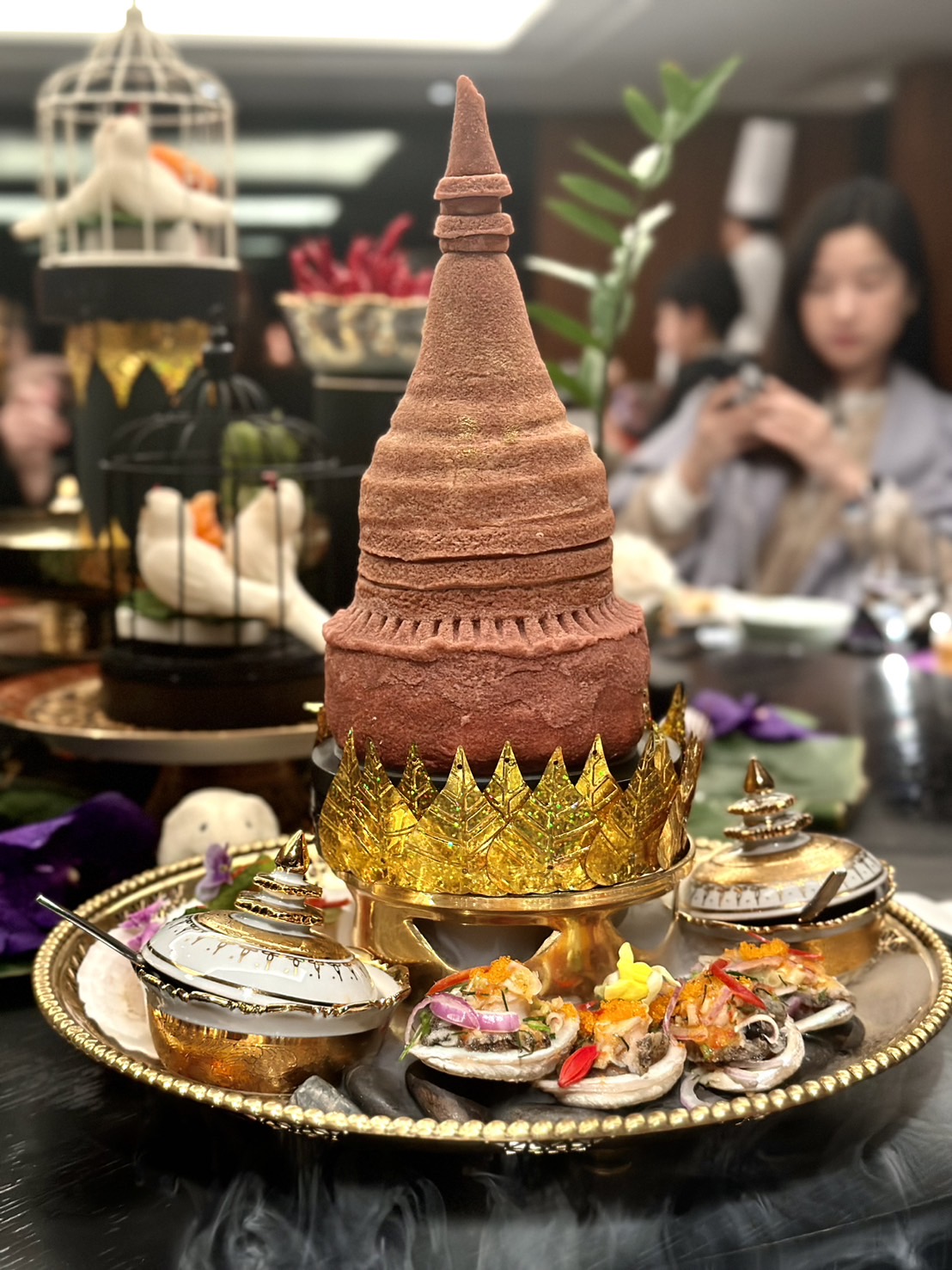 「暹羅綜合盤」除了精緻佛寺鹽雕上桌就吸睛，更結合4道富有海味的前菜。（1,980元／份）