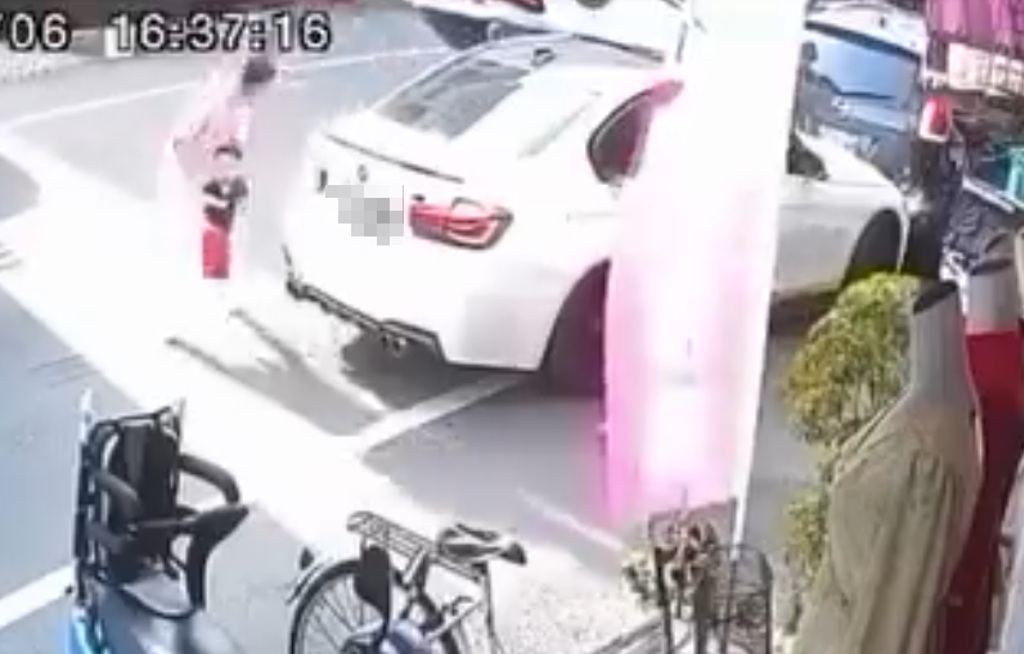 白色BMW遭毒駕賓士衝撞後，駕駛下車查看，手裡竟抱著幼童，引發外界批評，沒讓孩子坐在安全座椅。（翻攝自Threads／wupunpun_1216）