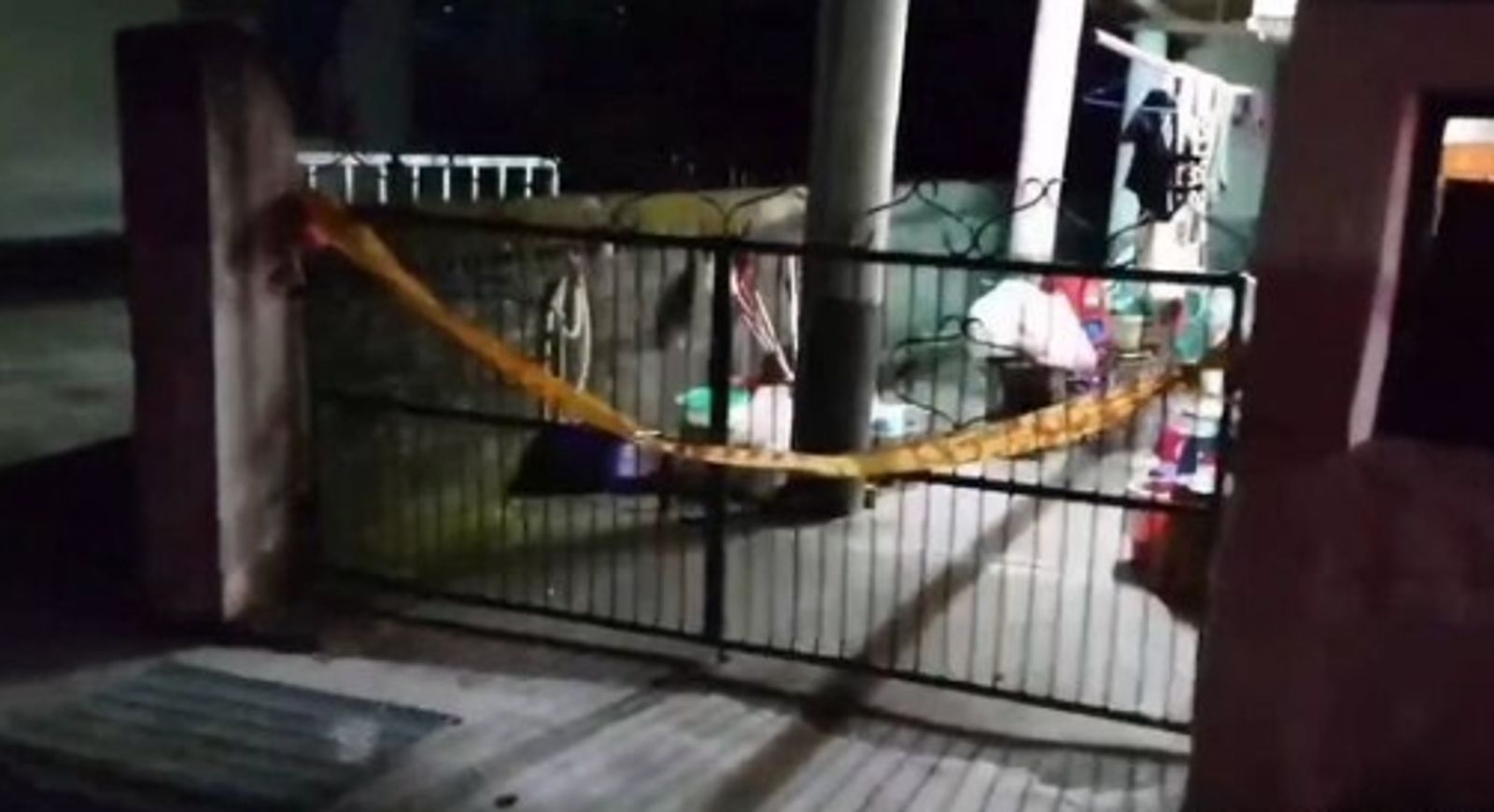 女友返家驚見血案現場急報警,警方立即封鎖展開調查。(翻攝畫面)