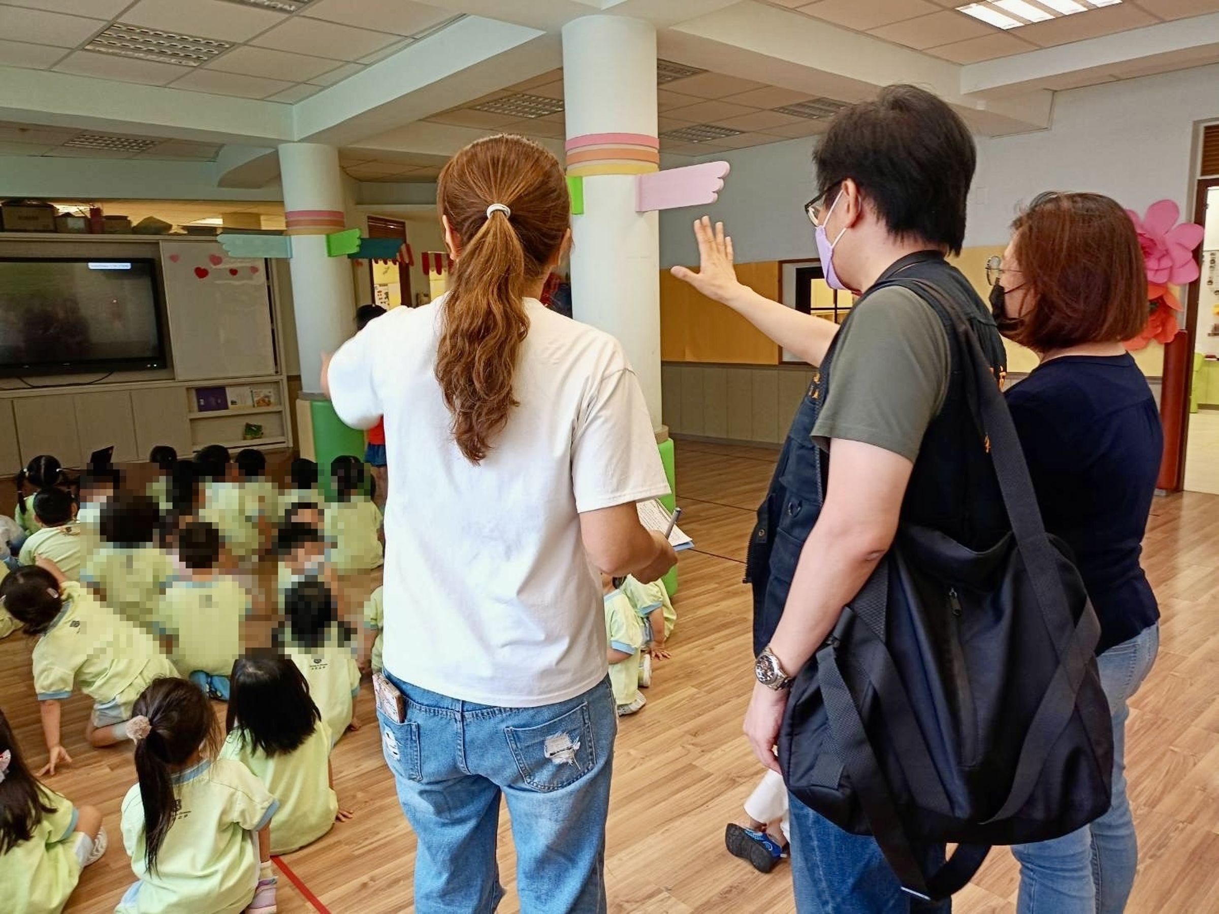新北市教育局經調查訪談與勘驗監視器畫面後,查證新北市三重區私立學仕幼兒園林姓教保員有構成體罰之違法行為。(新北市教育局提供)