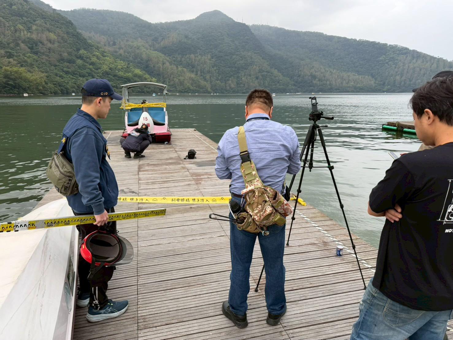 花蓮鯉魚潭19日發生天鵝船翻覆意外,船速規範引發關注。(翻攝自傅崐萁臉書)