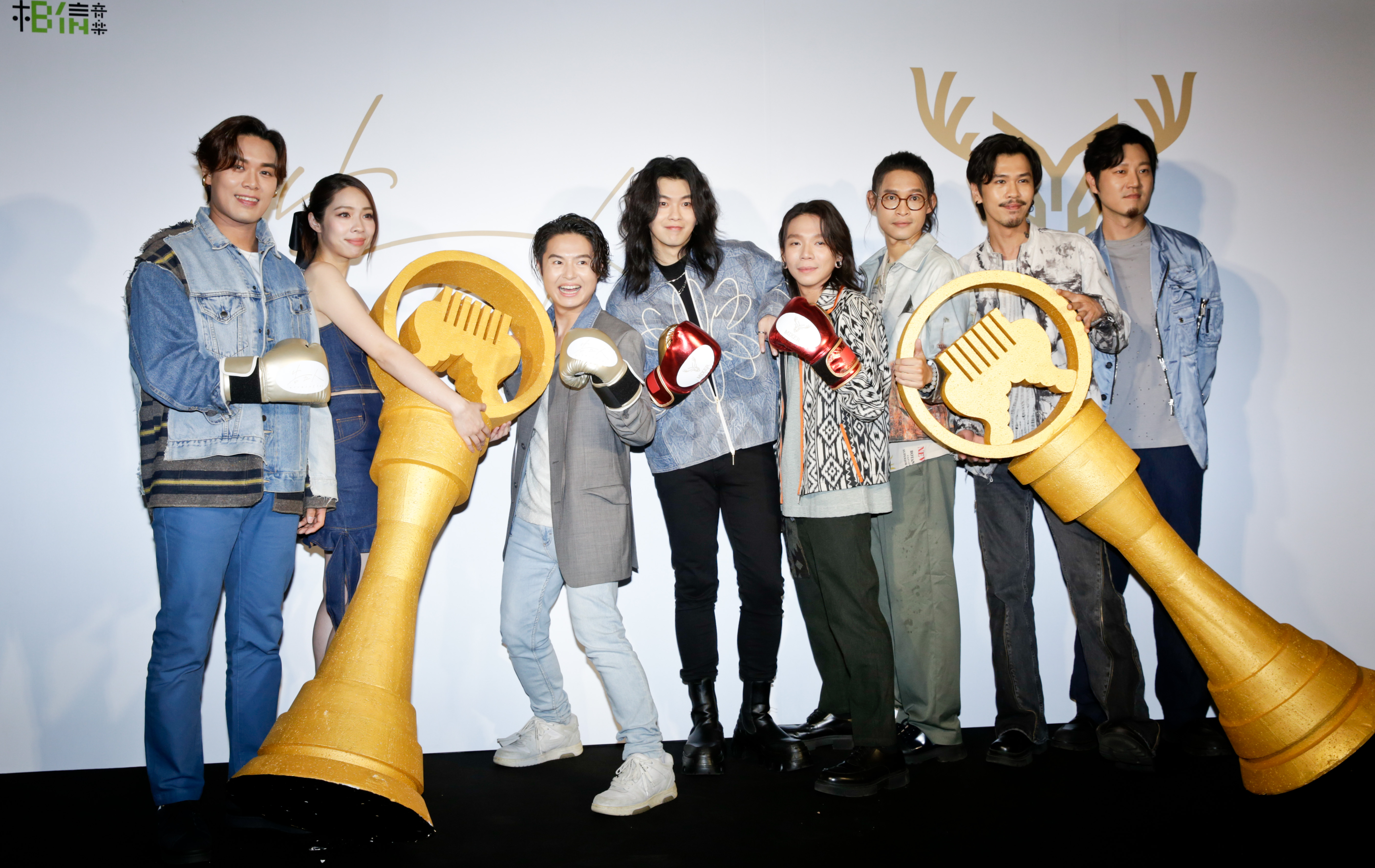 麋先生與告五人雙雙入圍今年金曲獎最佳樂團獎，今兩團聚在一起為彼此集氣加油。