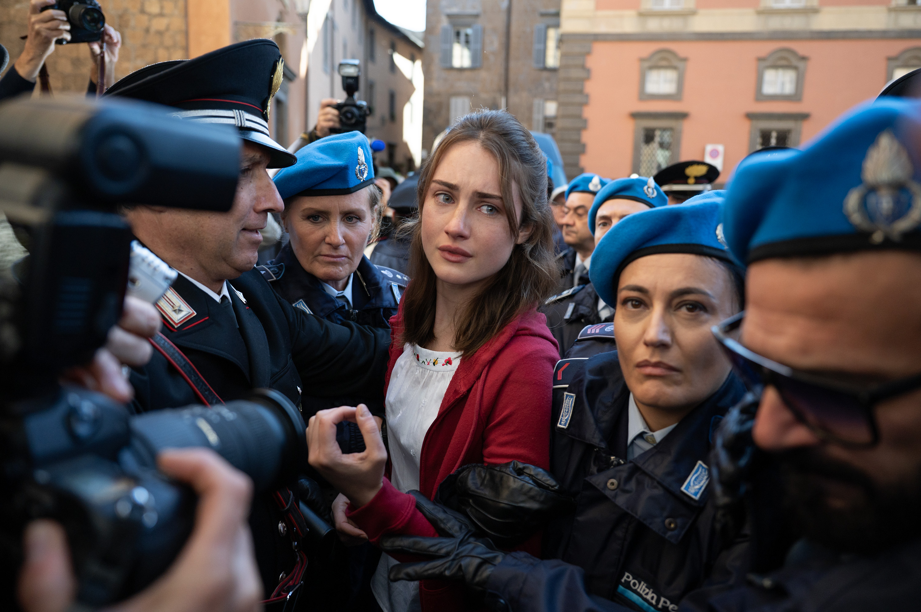 來自美國的交換學生阿曼達，在義大利才沒過幾個月，就被指控殺死來自英國的室友，成為義大利人民心目中的天使殺手。（Disney+提供）