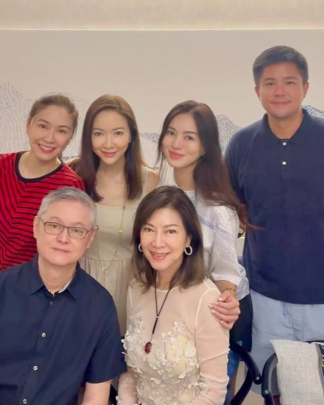蔡依珊(後排左起)、蔡依倫、蔡篤清(後排右起)與妻子林牧潔,以及父親蔡綠峰(前排左起)、母親蔡陳娟娟。(翻攝ms._tsai IG)