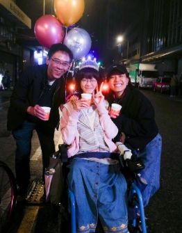 香港名導關錦鵬（左）擔任譚惠珍（右）新作《像我這樣的愛情》監製，親自到片場給予建議。中為演員廖子妤。（翻攝自譚惠珍IG）