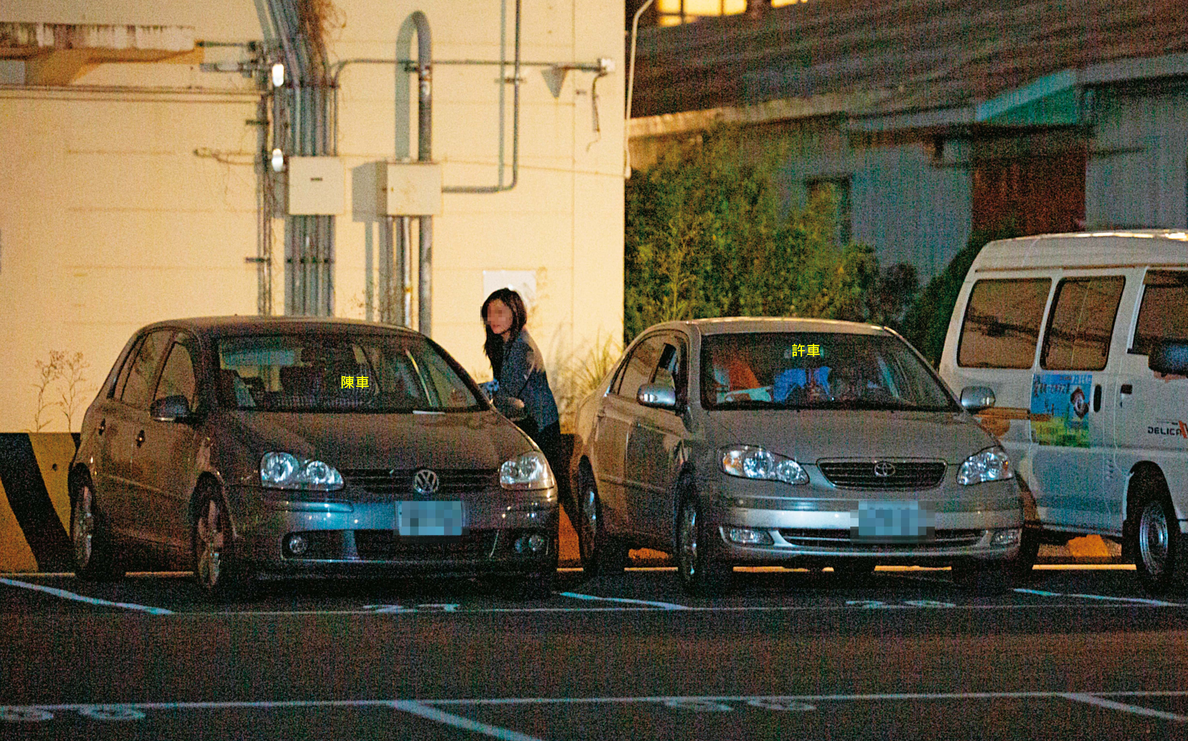 11/20 20:24，許朝程與陳女在車內幽會一個多小時後，許坐回駕駛座，陳則回到自己車上。（圖／鏡週刊提供）