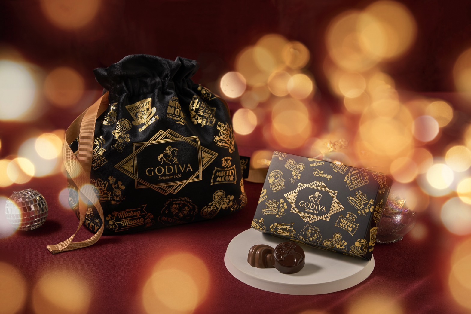 「GODIVA 經典米奇造型巧克力禮袋」印有燙金經典米奇圖案的典雅絲絨束繩袋，裝載經典米奇巧克力禮盒的6顆夾心巧克力（1,280元／6顆，GODIVA提供）
