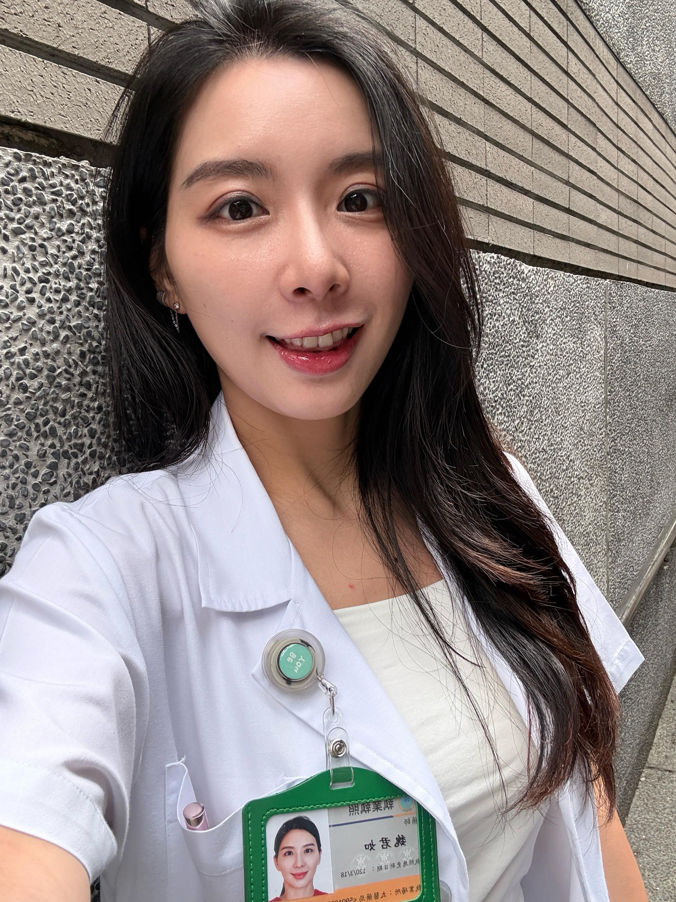 美女藥師魏君如強調,避孕藥處理的是懷孕風險,保險套除了避孕,更重要的是降低雙方暴露在性傳染病中的機會,兩者不能互相取代。(翻攝魏君如臉書)