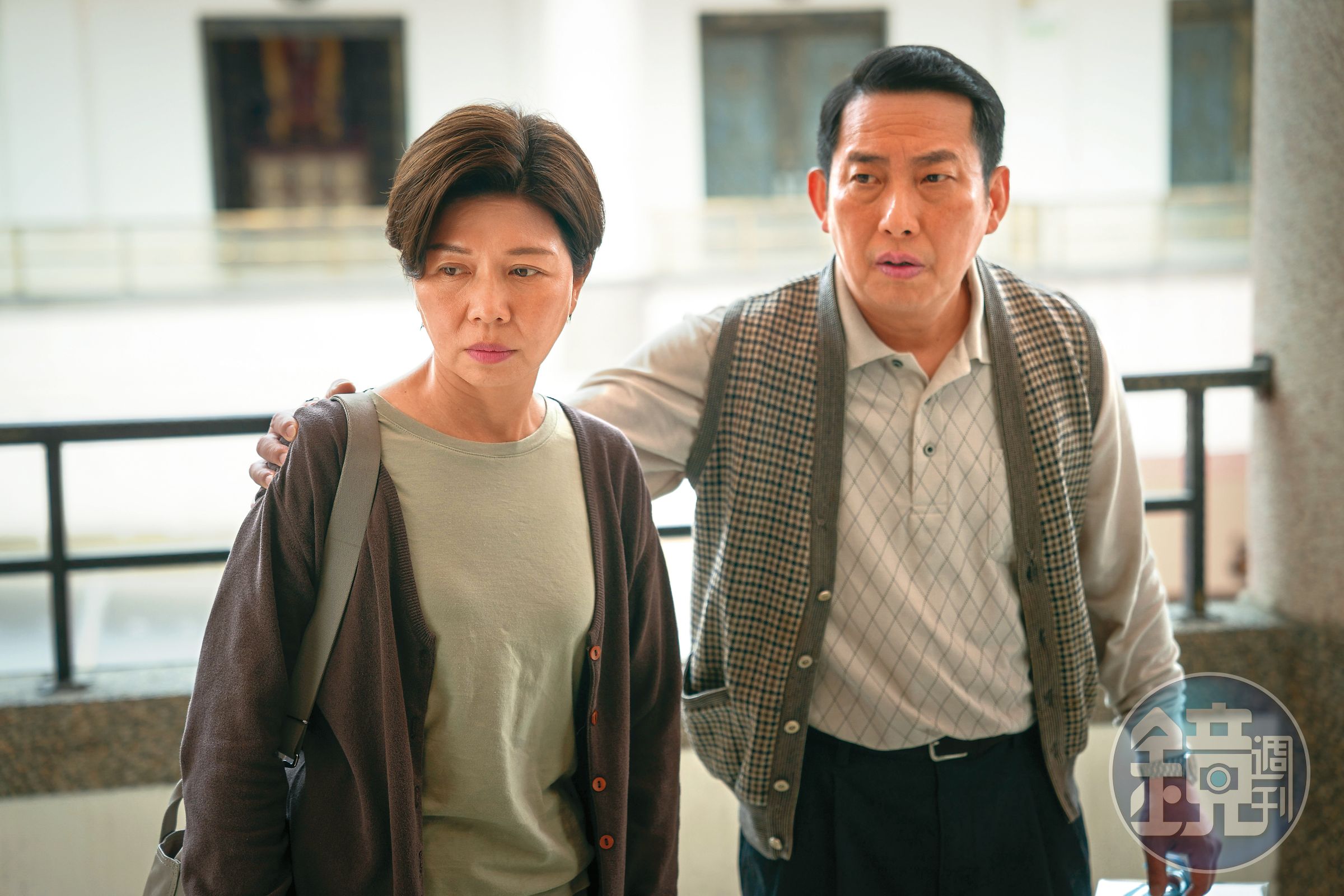 屈中恆（右）和于子育（左）飾演夫妻，後者在劇中的職業是公衛護士。（CATCHPLAY提供）