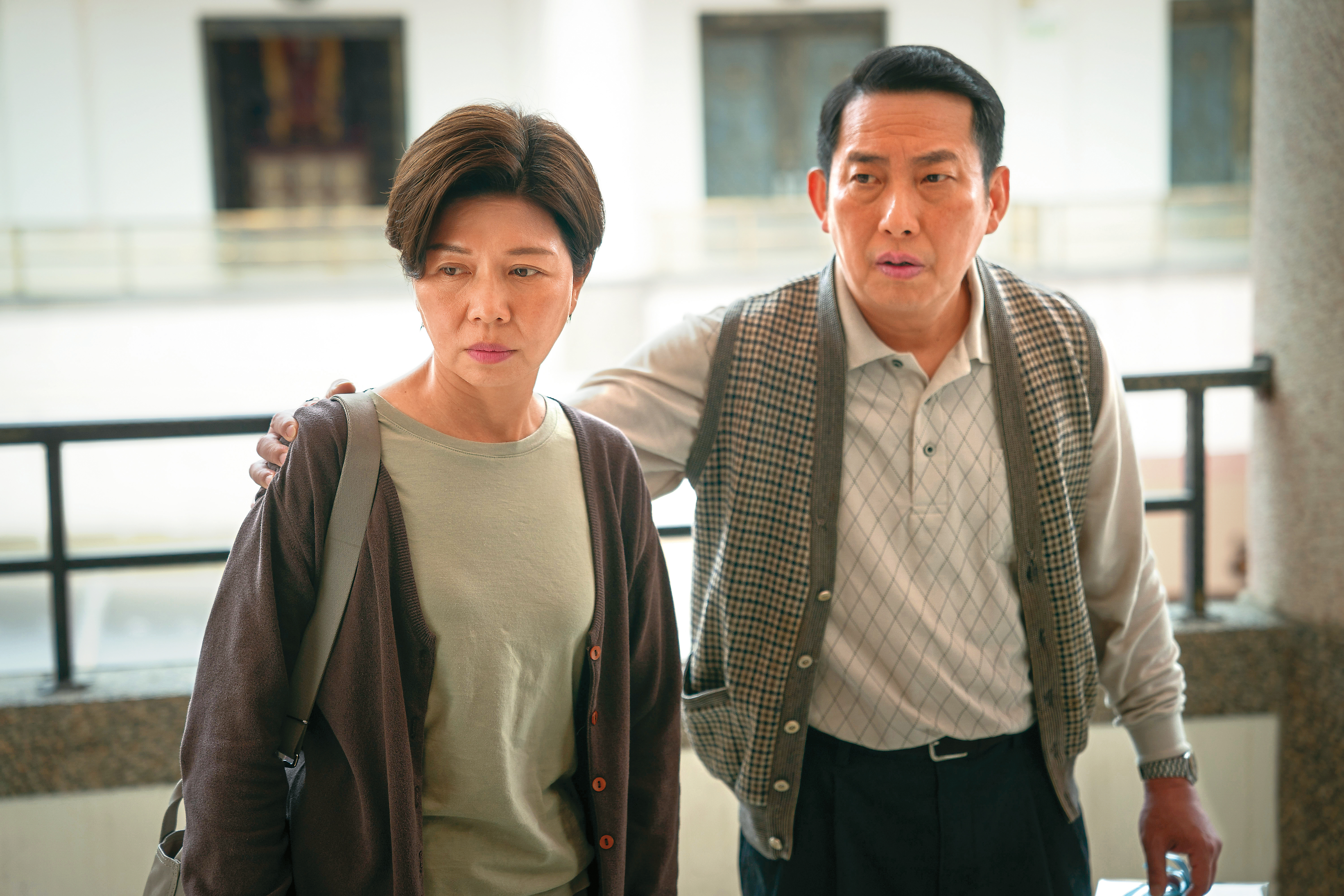屈中恆（右）和于子育（左）飾演夫妻，後者在劇中的職業是公衛護士。（CATCHPLAY提供）