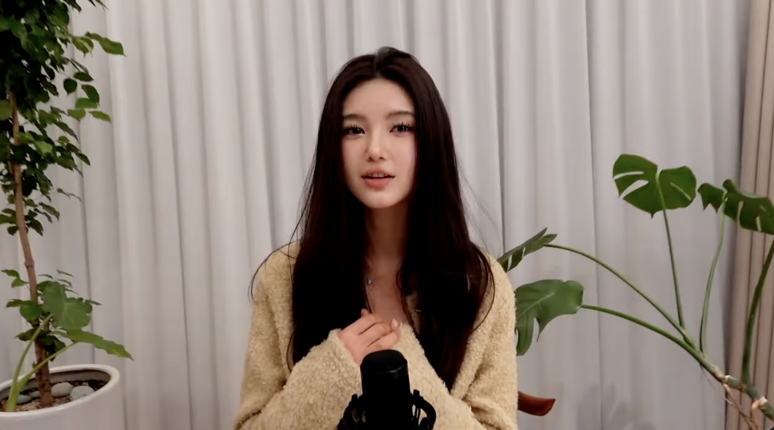 前 NEWJEANS 成員 Danielle昨（12日）開直播與粉絲見面，時長約10分鐘。（網路圖片）