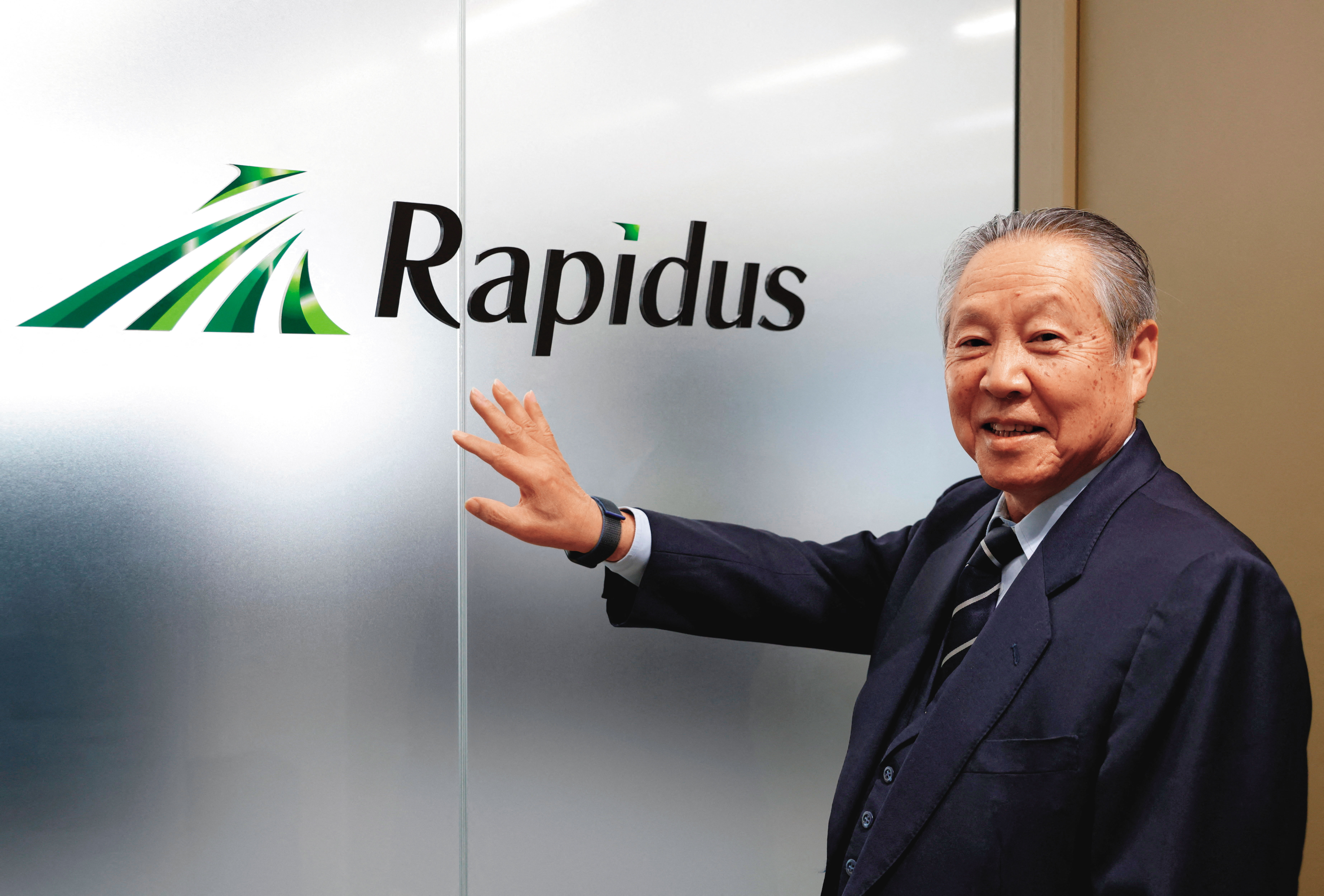 日本Rapidus傳出今年6月將向博通（Broadcom）提供2奈米的晶片樣品。圖為Rapidus會長東哲郎。（達志影像）