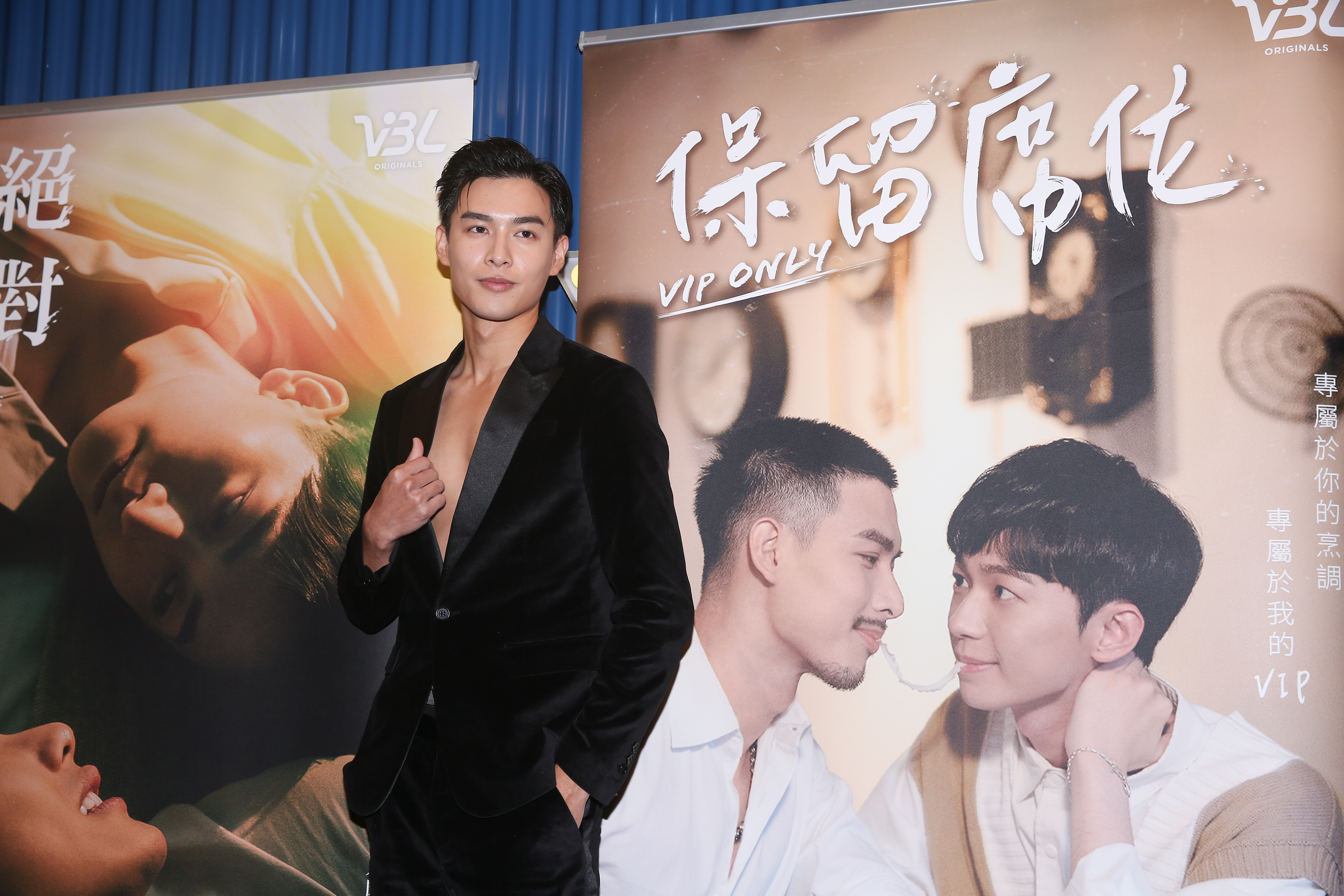 黃丞邦秀出胸肌線條。