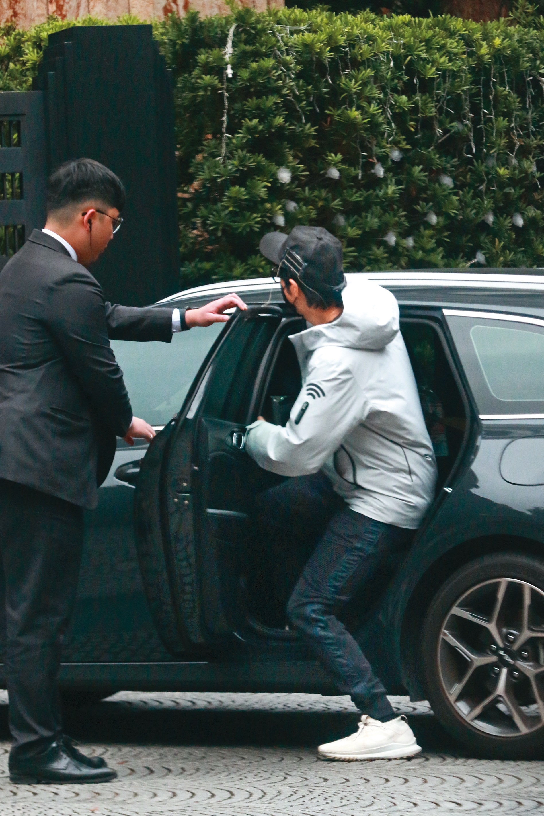 10：39 看到在旁等待的多元計程車，王力宏在住家警衛幫忙下上了車。