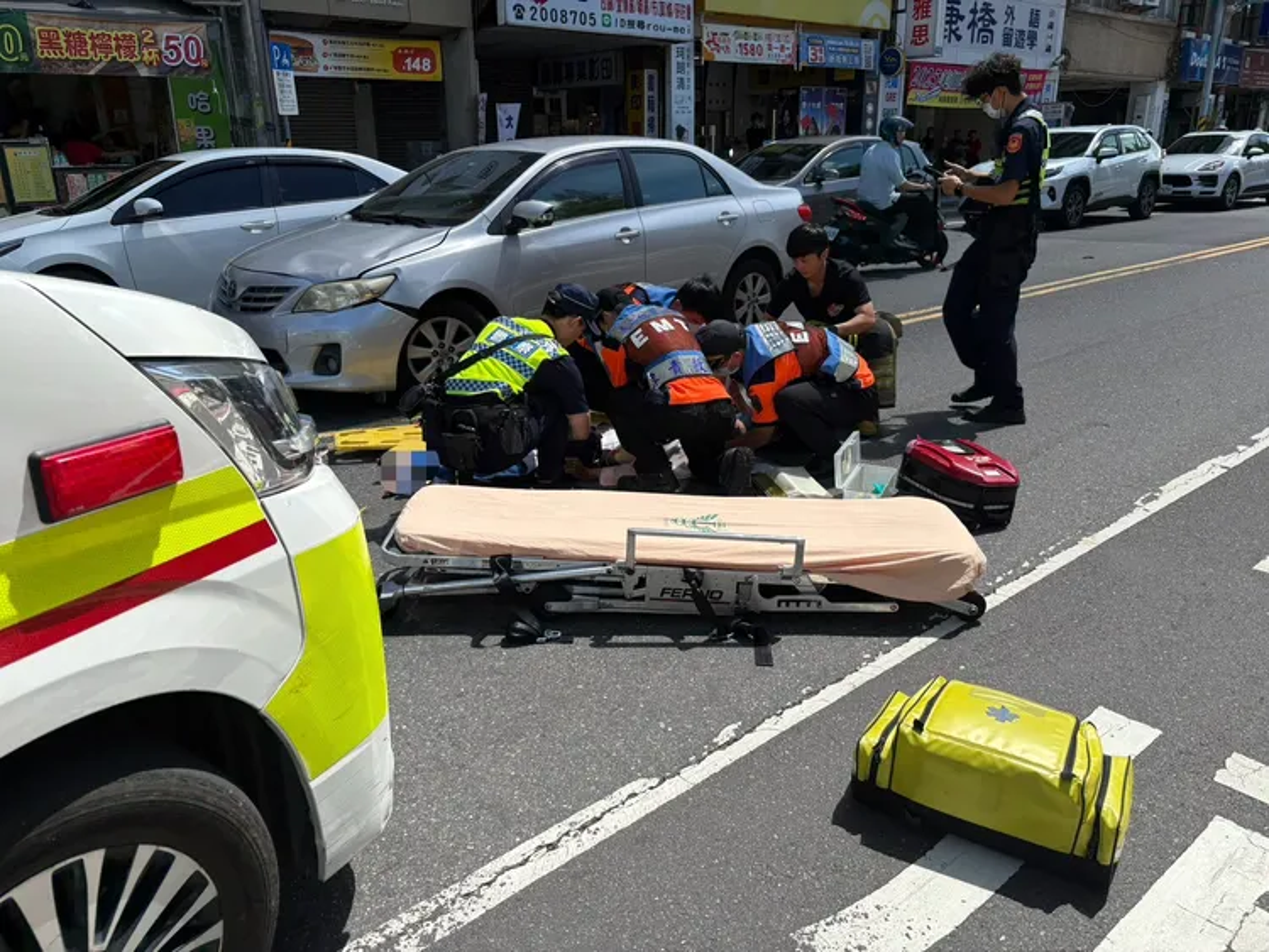 台南1名76歲婦女昨日駕車,突失控衝撞1名74歲單車騎士與2輛機車,還撞倒路旁一整排機車,釀1死2傷悲劇。(翻攝畫面)