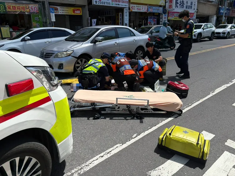 台南1名76歲婦女昨日駕車，突失控衝撞1名74歲單車騎士與2輛機車，還撞倒路旁一整排機車，釀1死2傷悲劇。（翻攝畫面）