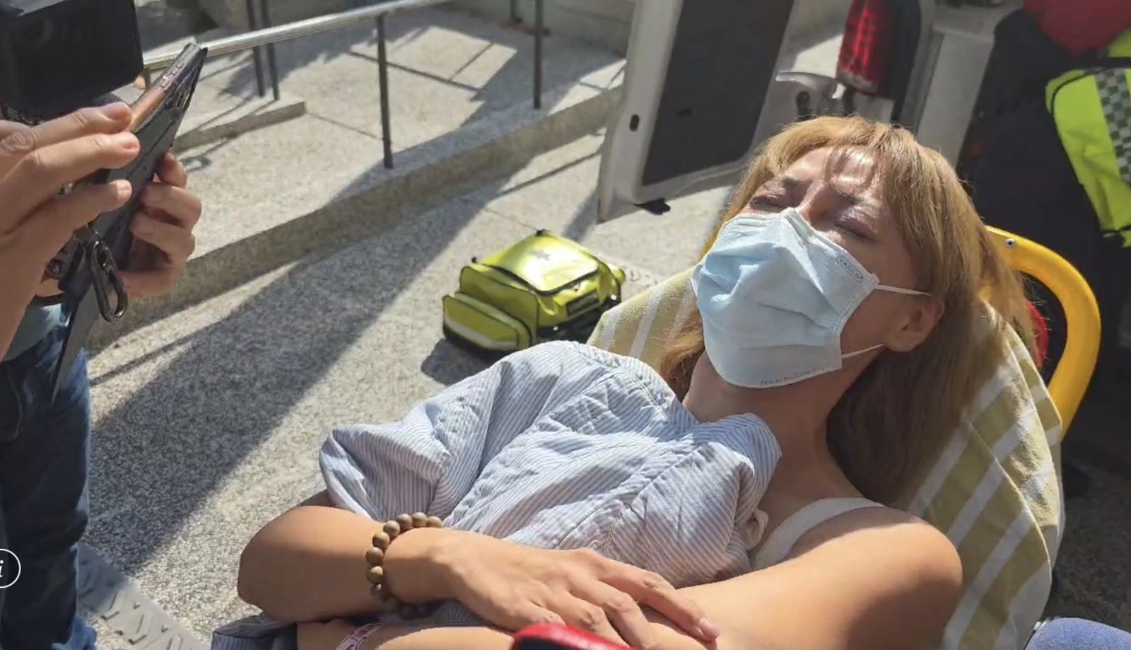 李沛綾做筆錄時情緒潰堤，換氣過度遭送醫救治。翻攝畫面