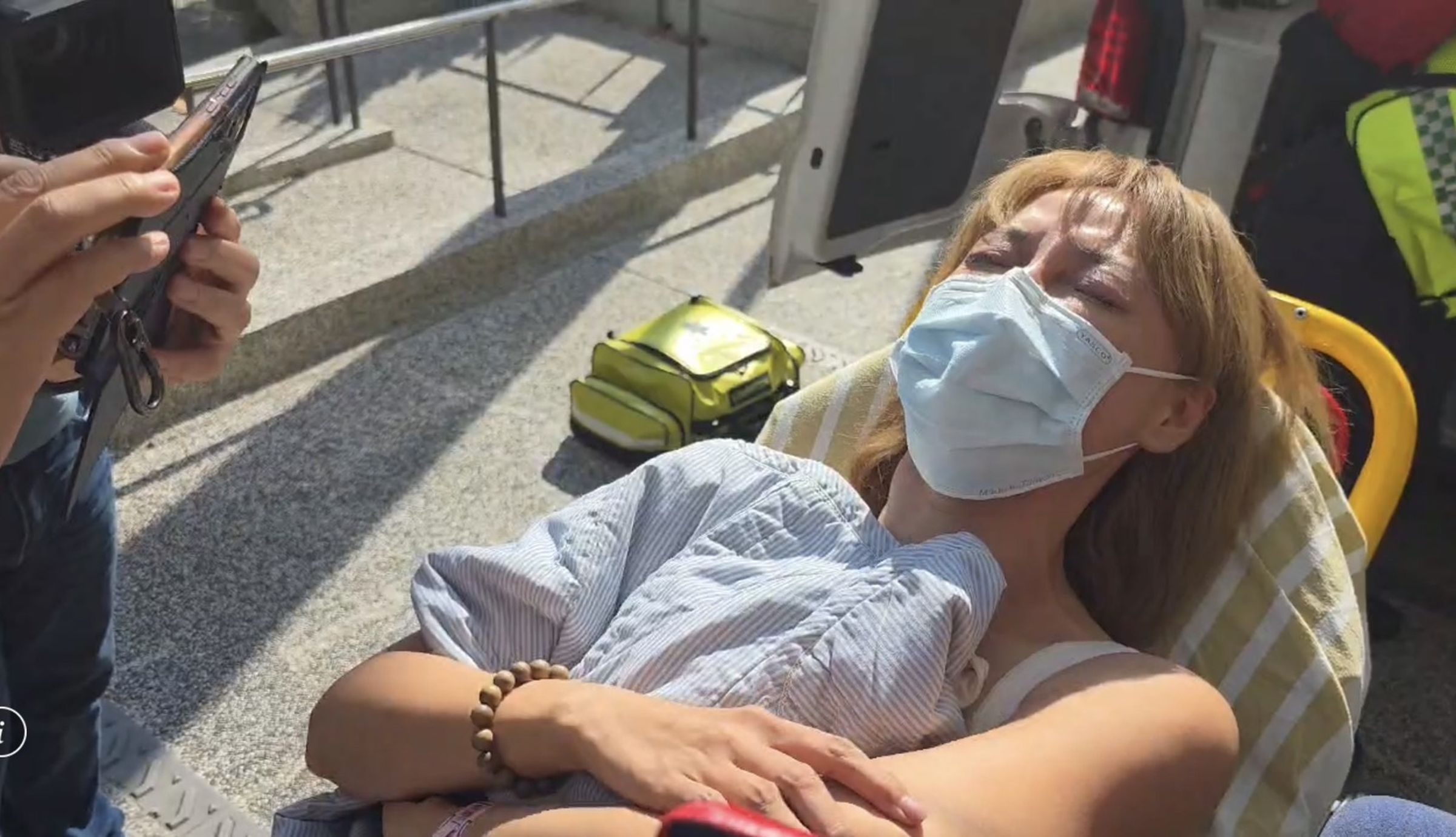 李沛綾做筆錄時情緒潰堤，換氣過度遭送醫救治。翻攝畫面