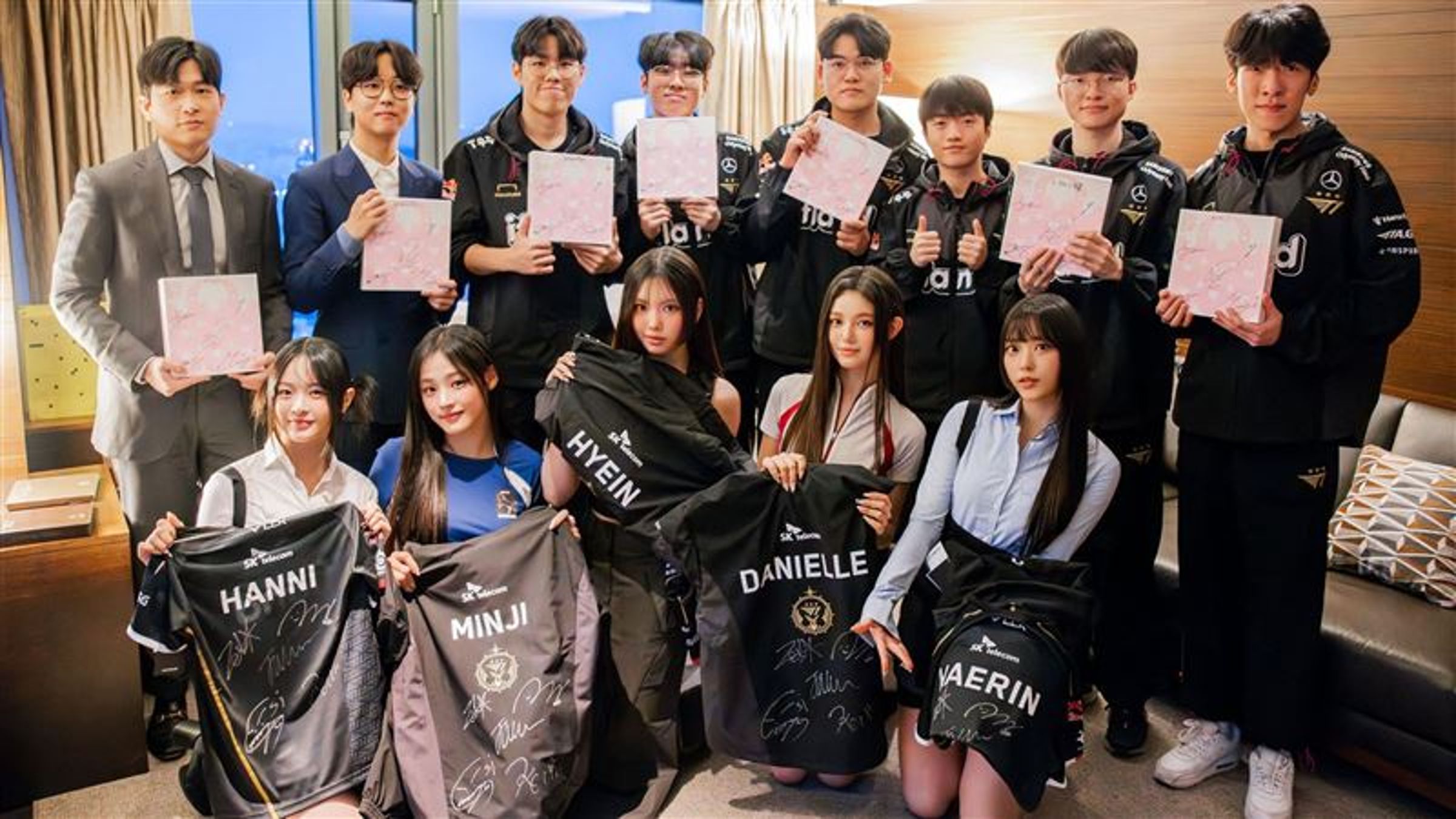 NewJeans與韓國T1戰隊的這張照片讓女團粉絲超不爽。（網路圖片）