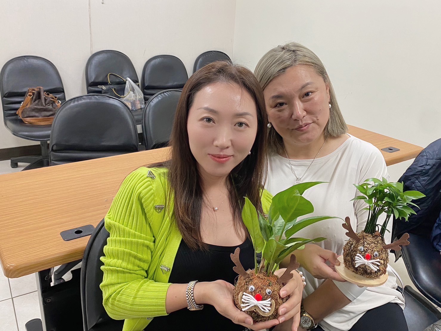 一起參加移民署活動的大陸新住民瑋卓(右)和義秋(左)表示手作耶誕苔球很舒壓。（移民署提供）