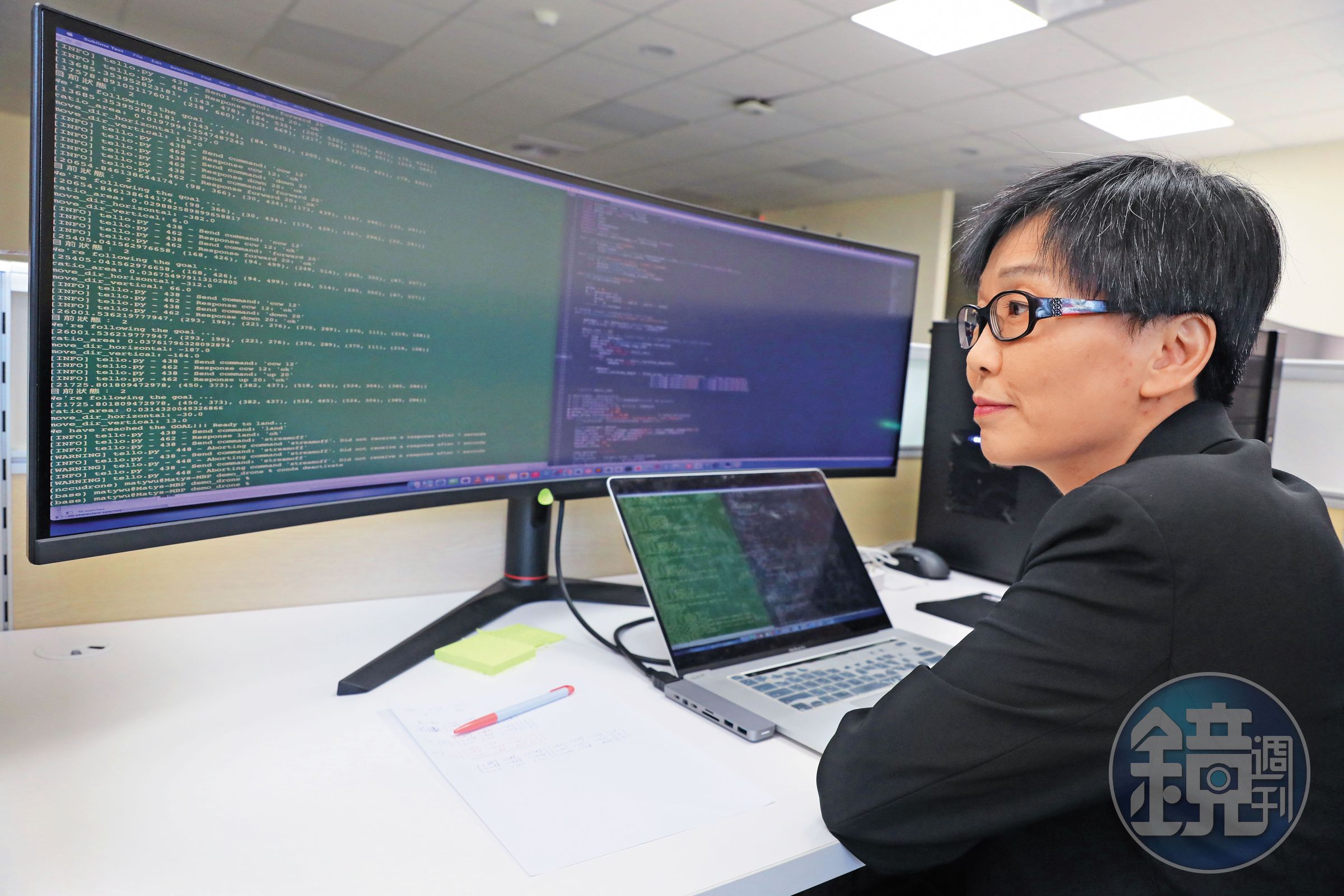 吳怡潔是工程師出身，目前服務於以人文、社會領域為主的政治大學，她常告訴文組學生，雖無法開發AI，但如何善用AI，已經成為一種專業。