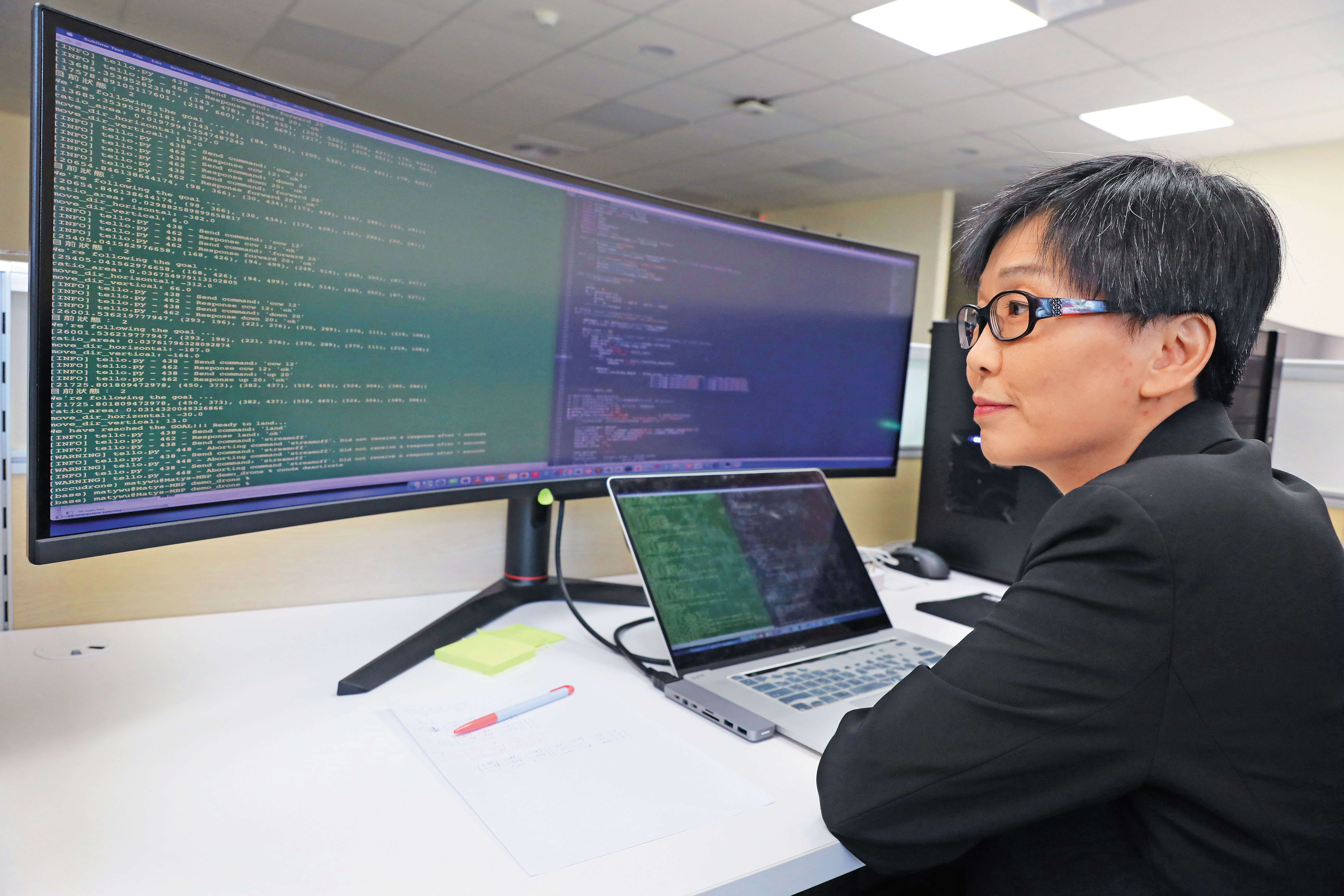 吳怡潔是工程師出身，目前服務於以人文、社會領域為主的政治大學，她常告訴文組學生，雖無法開發AI，但如何善用AI，已經成為一種專業。