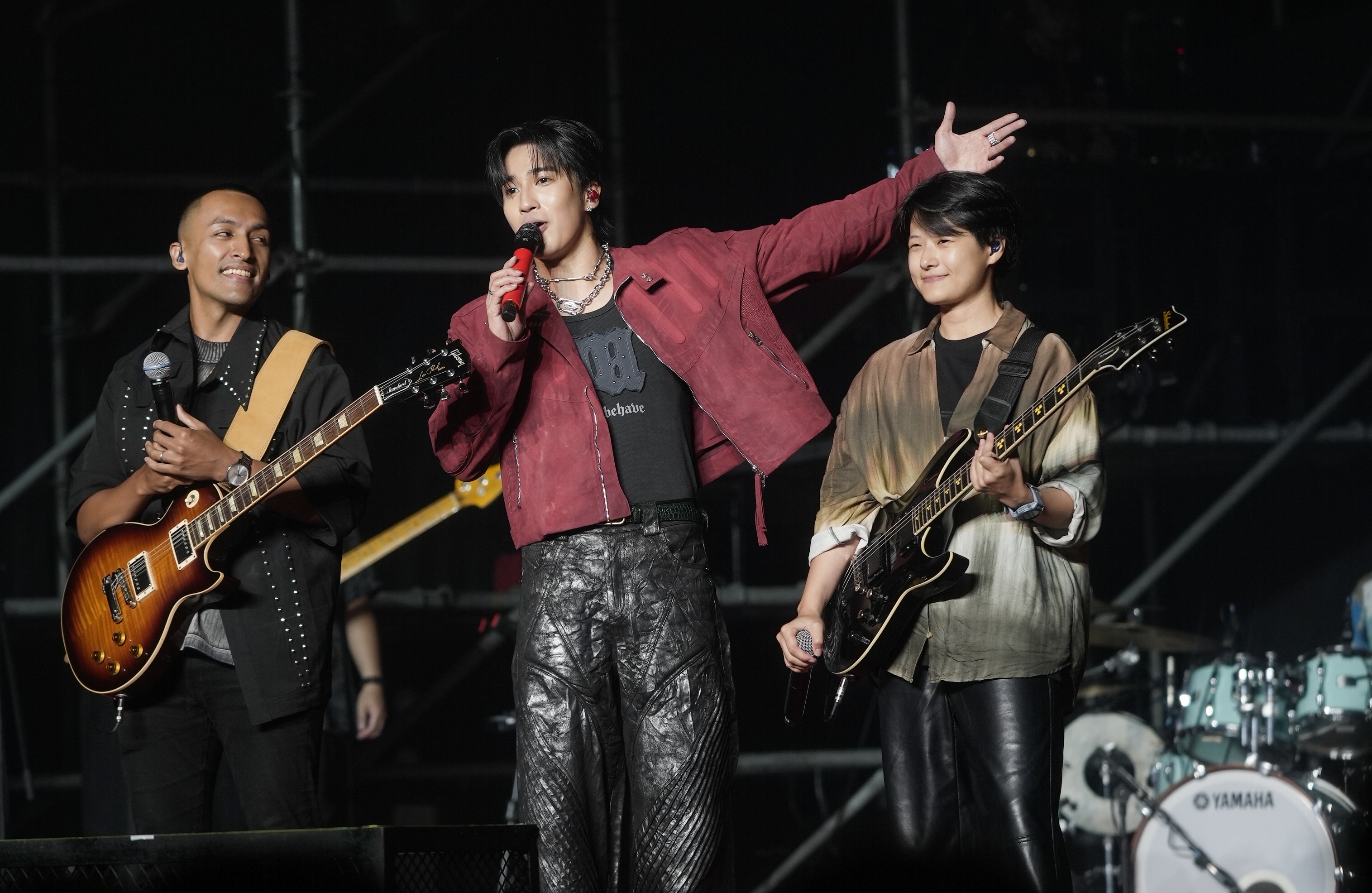 婁峻碩在《上漲》巡演海外首站香港場首唱〈商務艙〉。（想不到音樂工作室提供）