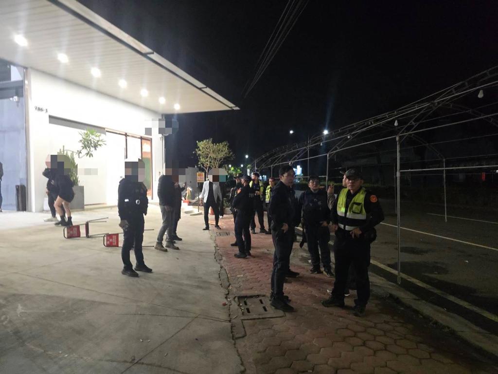 一家工程行在民宅辦尾牙，傳出林姓老闆遭押走，警方獲報到場處理。（翻攝畫面）
