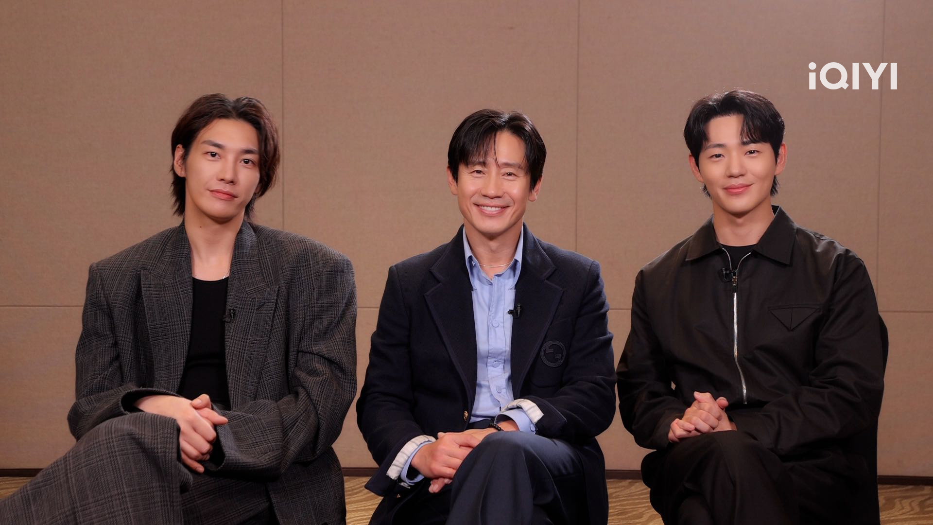 金英光（左起）、申河均與辛載夏大聊《惡人傳記》拍攝趣事。（愛奇藝國際站提供）