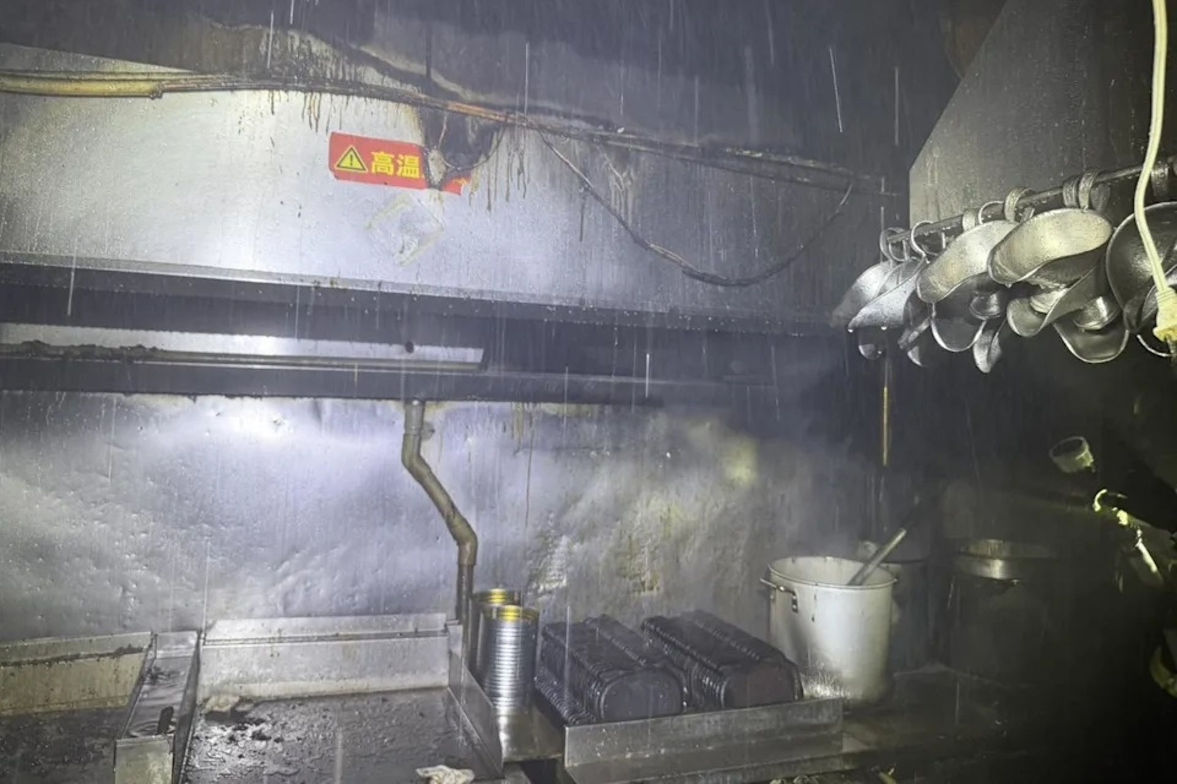 關於起火原因，消防局初步研判，疑似是排油煙管線內長期累積大量油垢，開啟瓦斯爐火時，不慎引燃管線所致。（翻攝畫面）