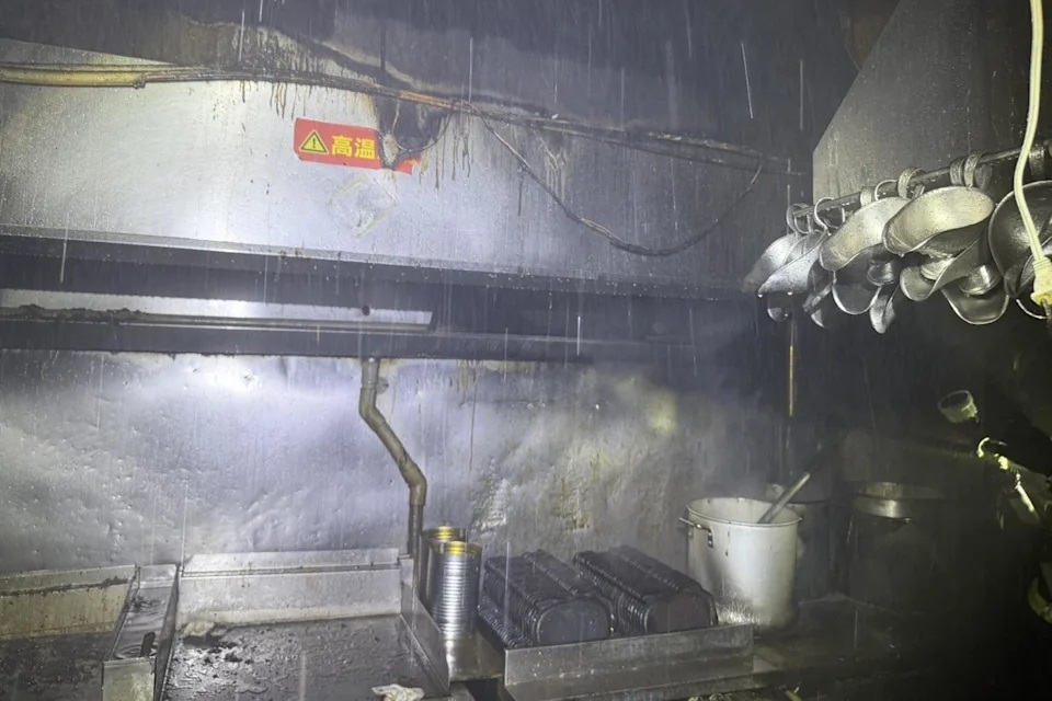 關於起火原因，消防局初步研判，疑似是排油煙管線內長期累積大量油垢，開啟瓦斯爐火時，不慎引燃管線所致。（翻攝畫面）