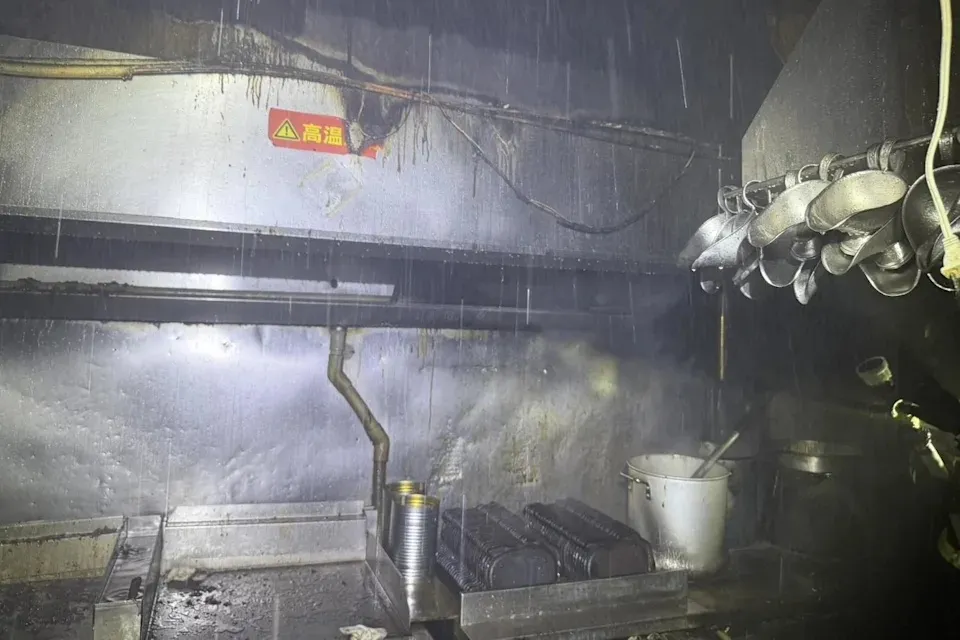 關於起火原因，消防局初步研判，疑似是排油煙管線內長期累積大量油垢，開啟瓦斯爐火時，不慎引燃管線所致。（翻攝畫面）