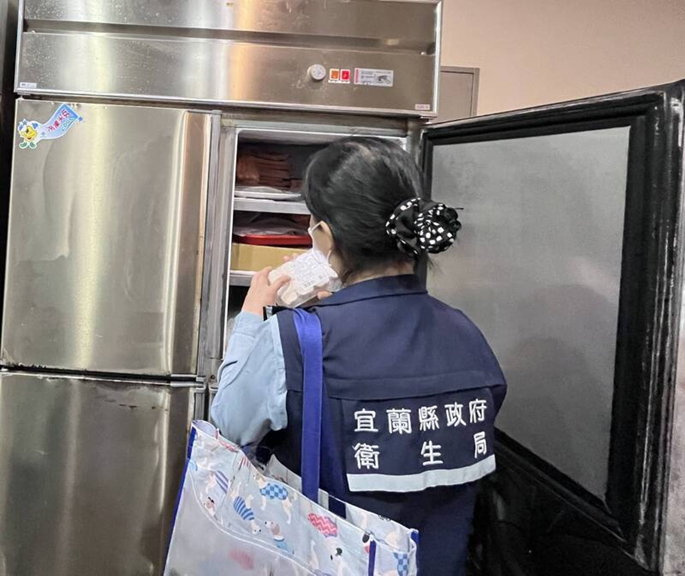 宜蘭縣羅東鎮一間越式小吃店發生疑似集體食物中毒案件,衛生局到店稽查。(宜蘭縣衛生局提供)
