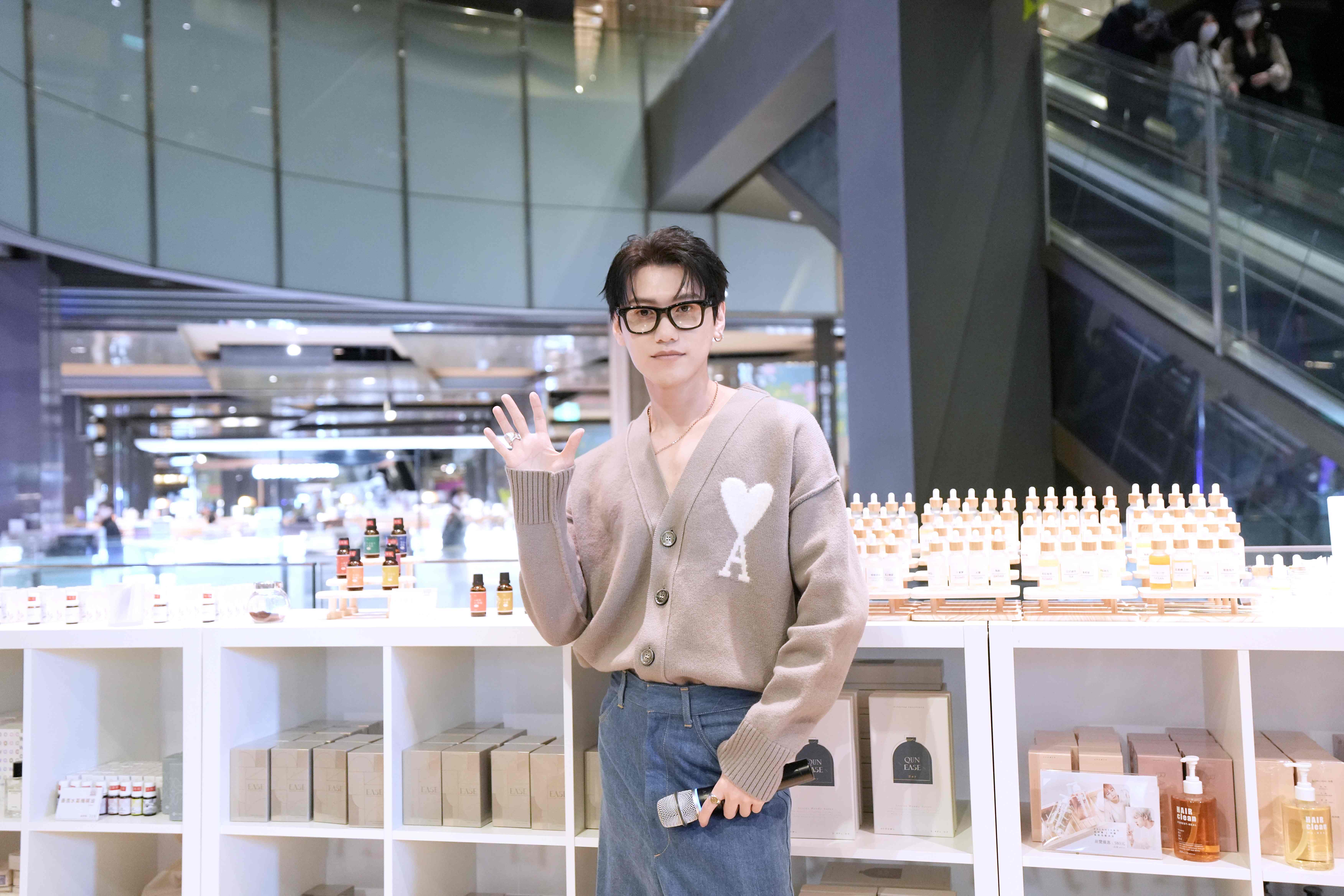 邱宇辰擔任香氛品牌一日店長。（Ease香氛提供）