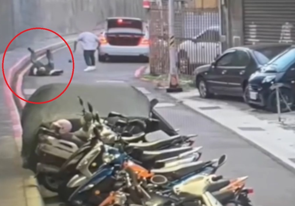 張男（紅圈）因車資問題與駕駛發生口角，雙方下車理論、大打出手。（翻攝畫面）