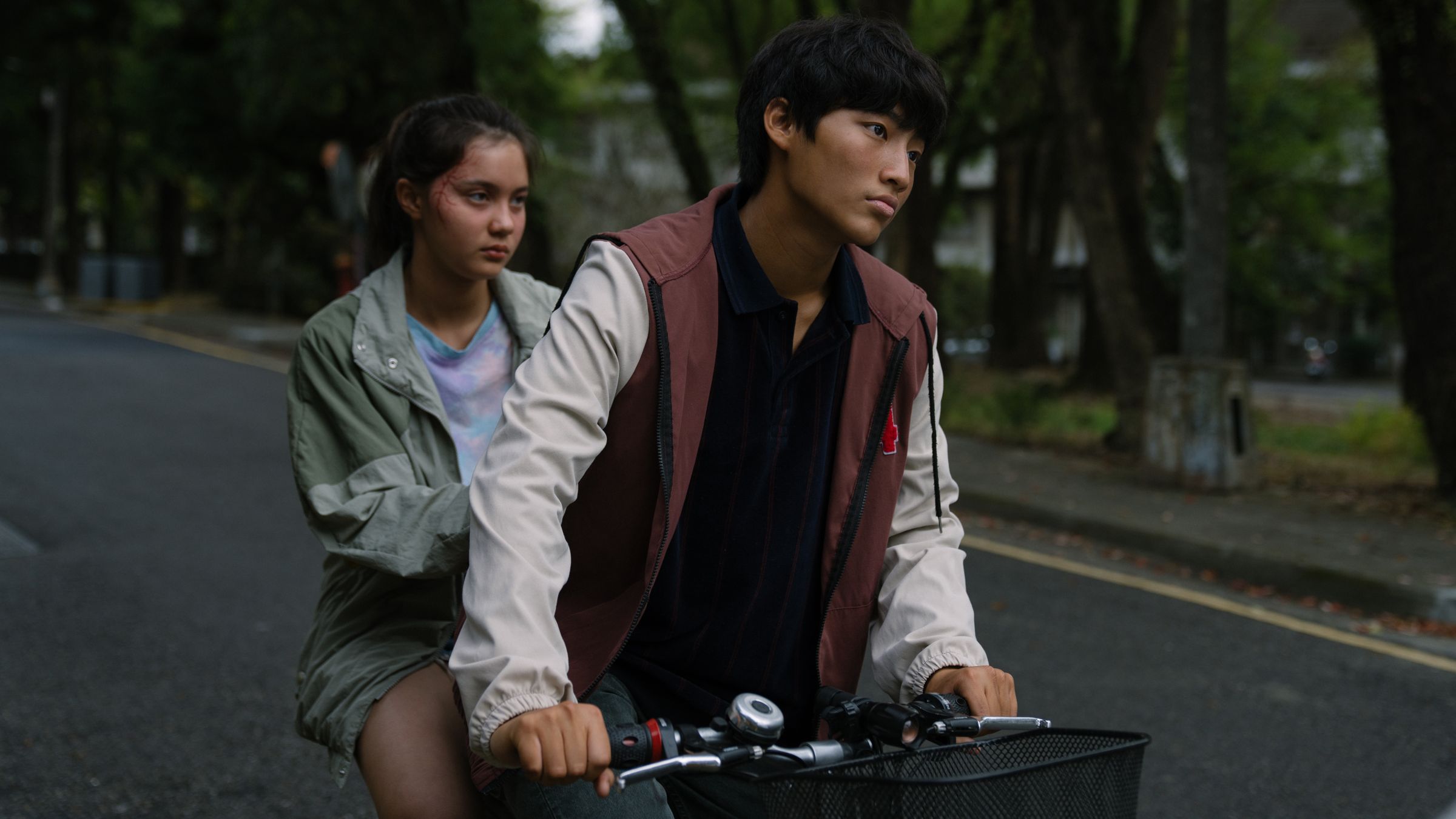 原本不會騎腳踏車的胡語恆(右),為了載尹茜蕾(左),花很多時間練習。(華納兄弟提供)