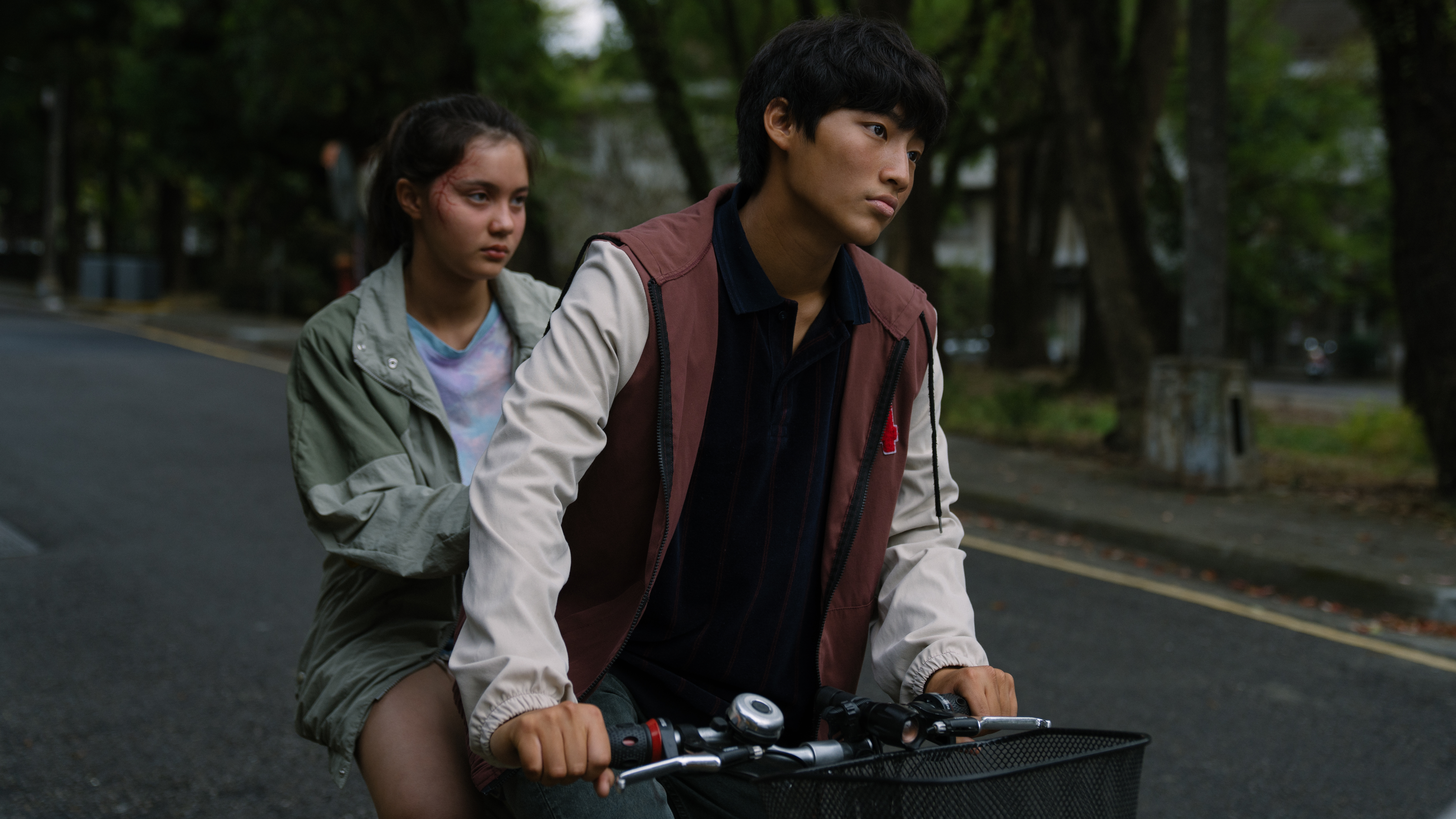 原本不會騎腳踏車的胡語恆(右),為了載尹茜蕾(左),花很多時間練習。(華納兄弟提供)