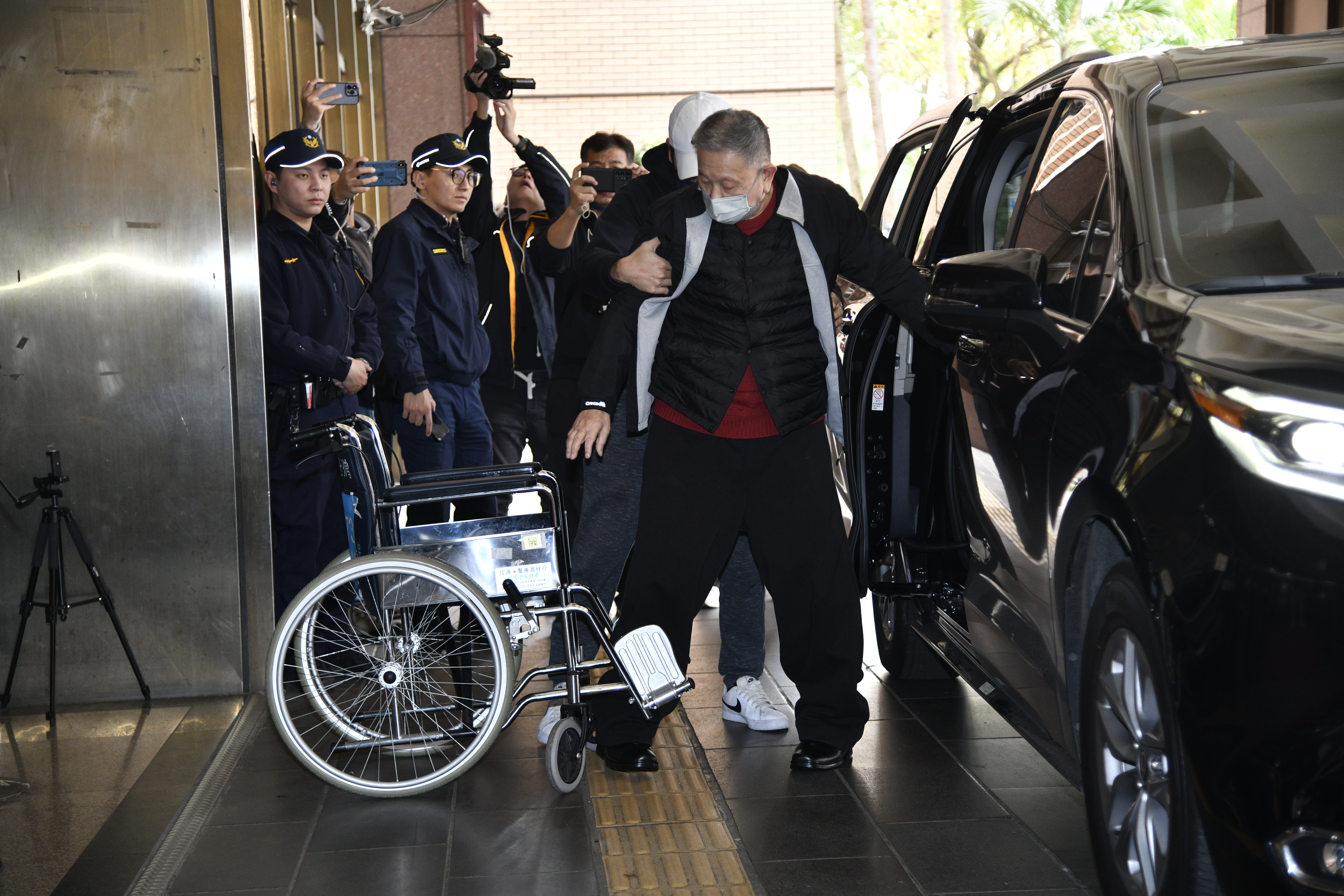 威京集團主席沈慶京稱自己資產大於負債，不可能東山再起。