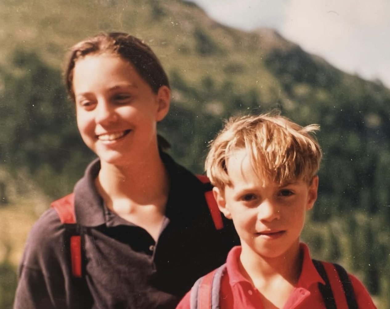 凱特王妃（左）的弟弟（右）曬出和姊姊年幼時的合照，替她打氣。（翻攝自IG＠jmidy）